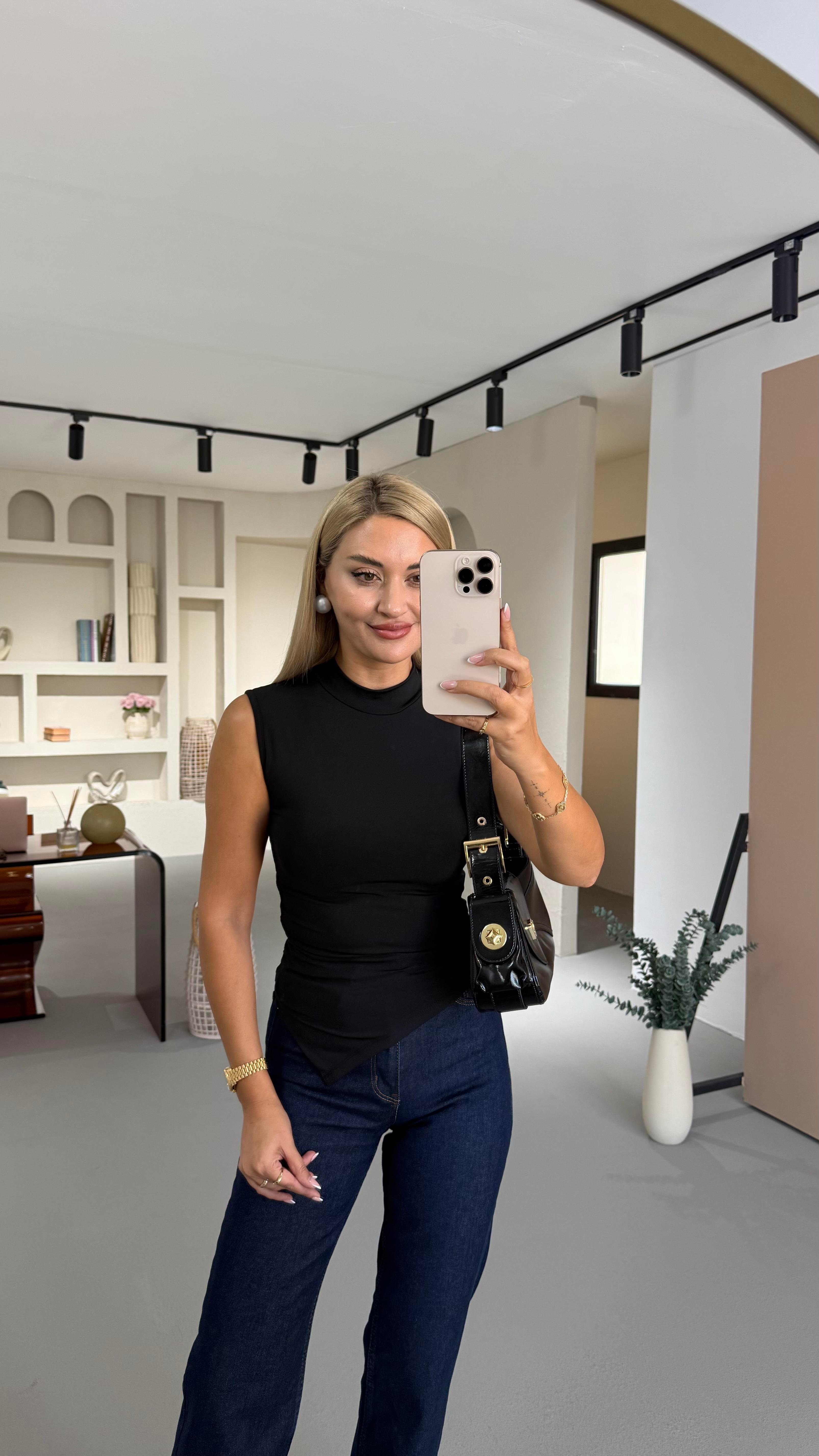 Dik Yaka Drape Detay Siyah Asimetrik Kesim Bluz