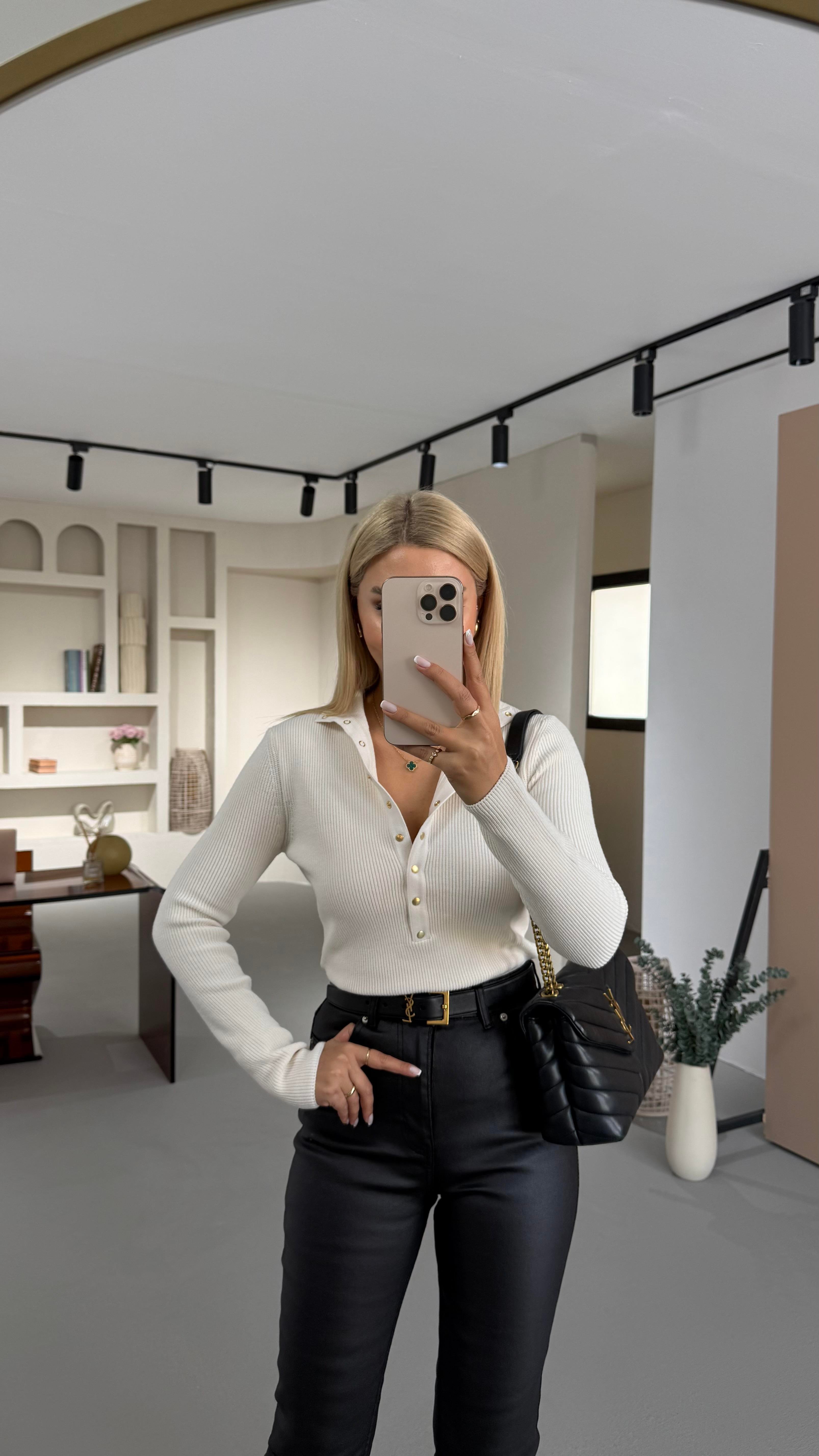 Dik Yaka Pat Düğmeli Ekru Çelik Triko