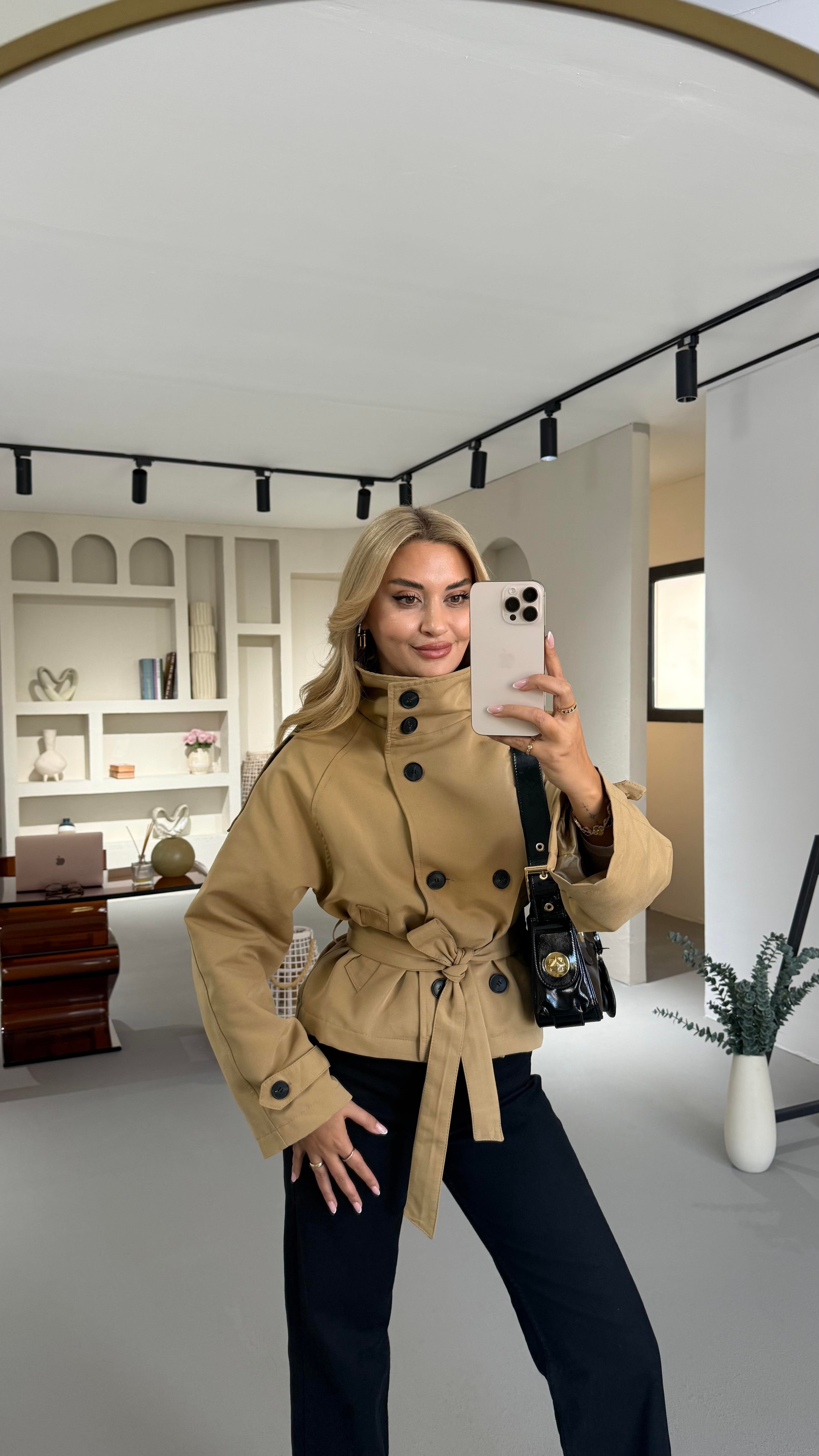 Dik Yaka Apoletli Camel Kısa Trenç