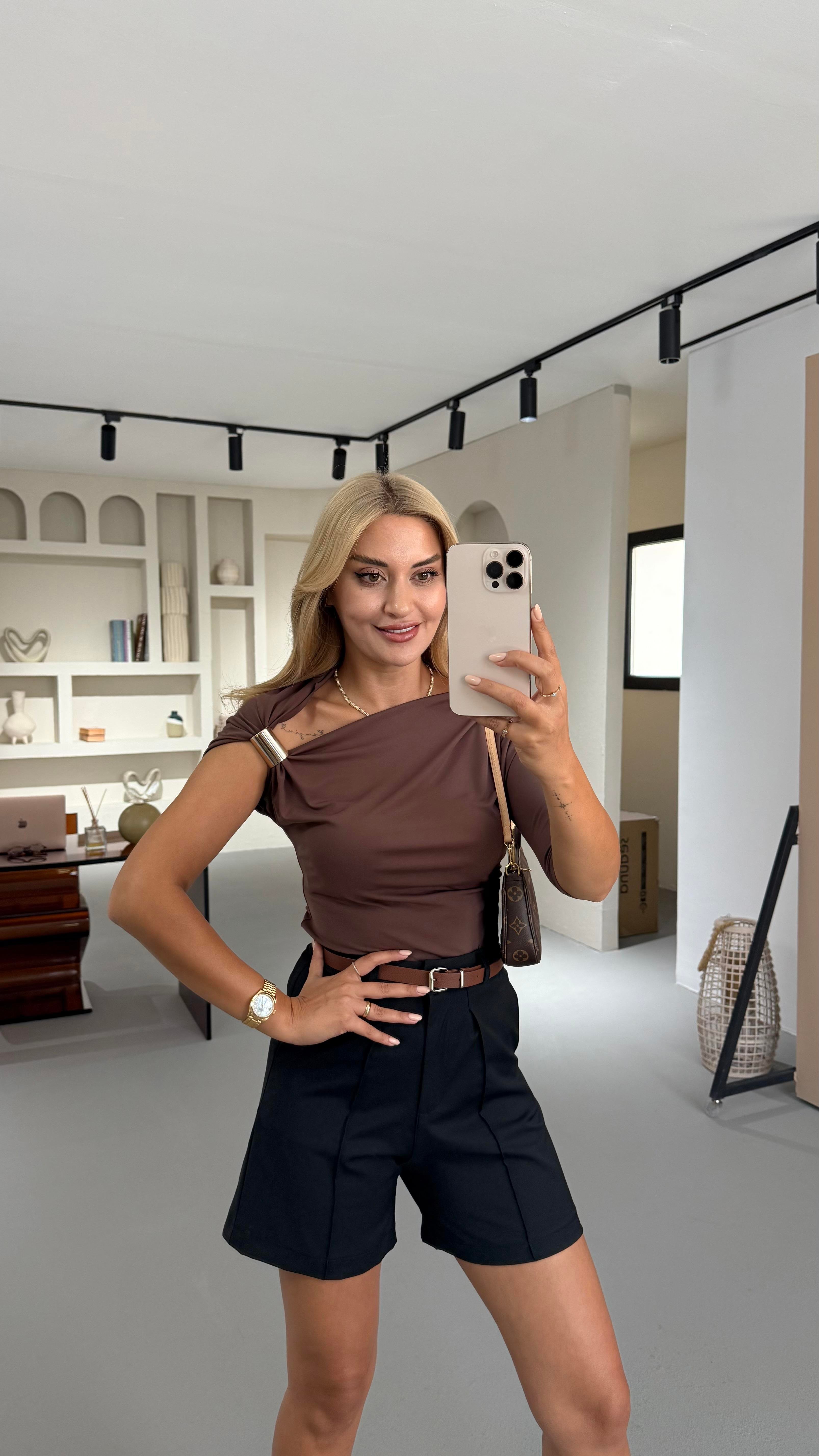 Omuz Aksesuar Detay Drapeli Kahve Bluz