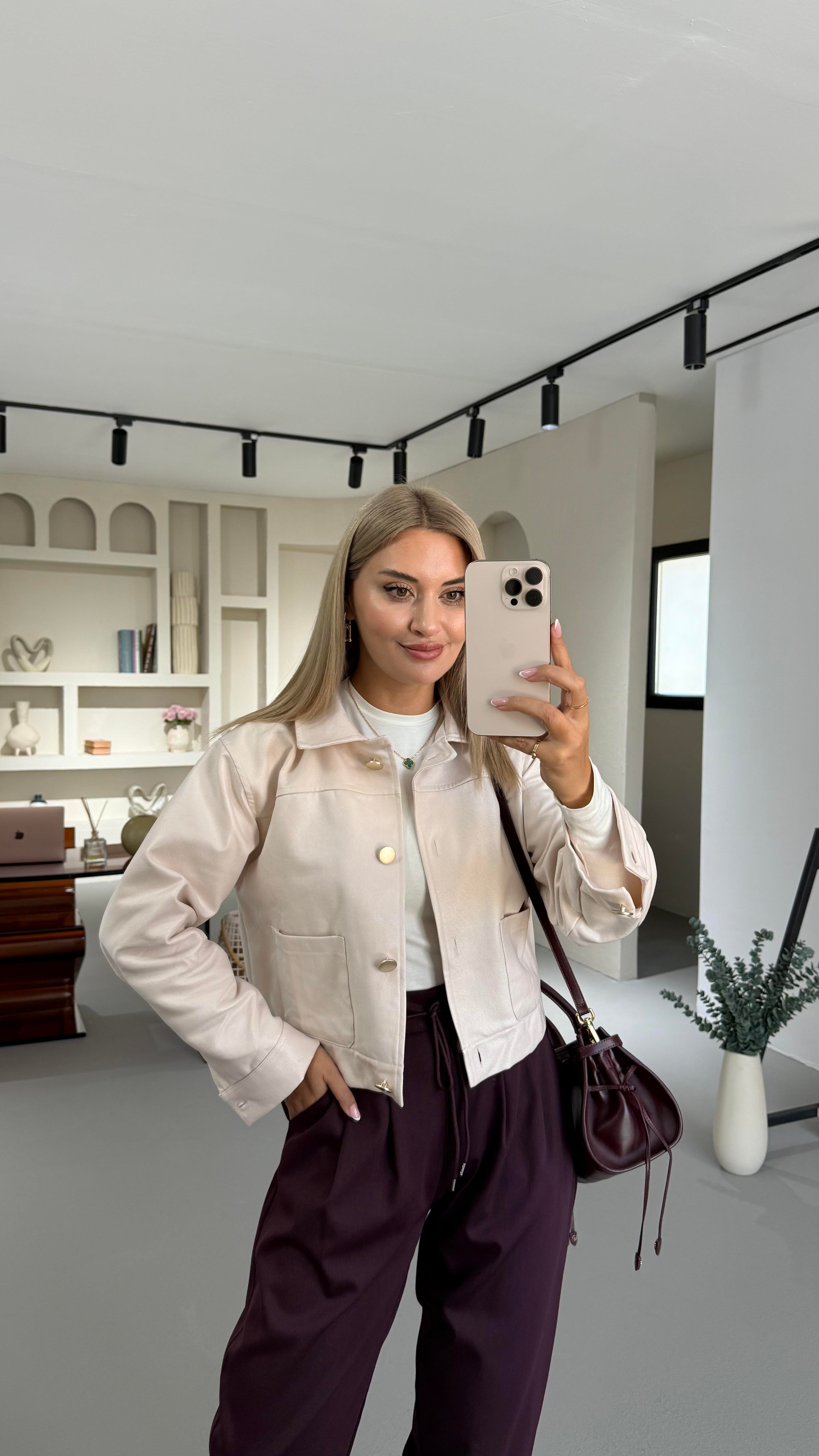 Gold Düğme Detay Krem Mumlu Ceket