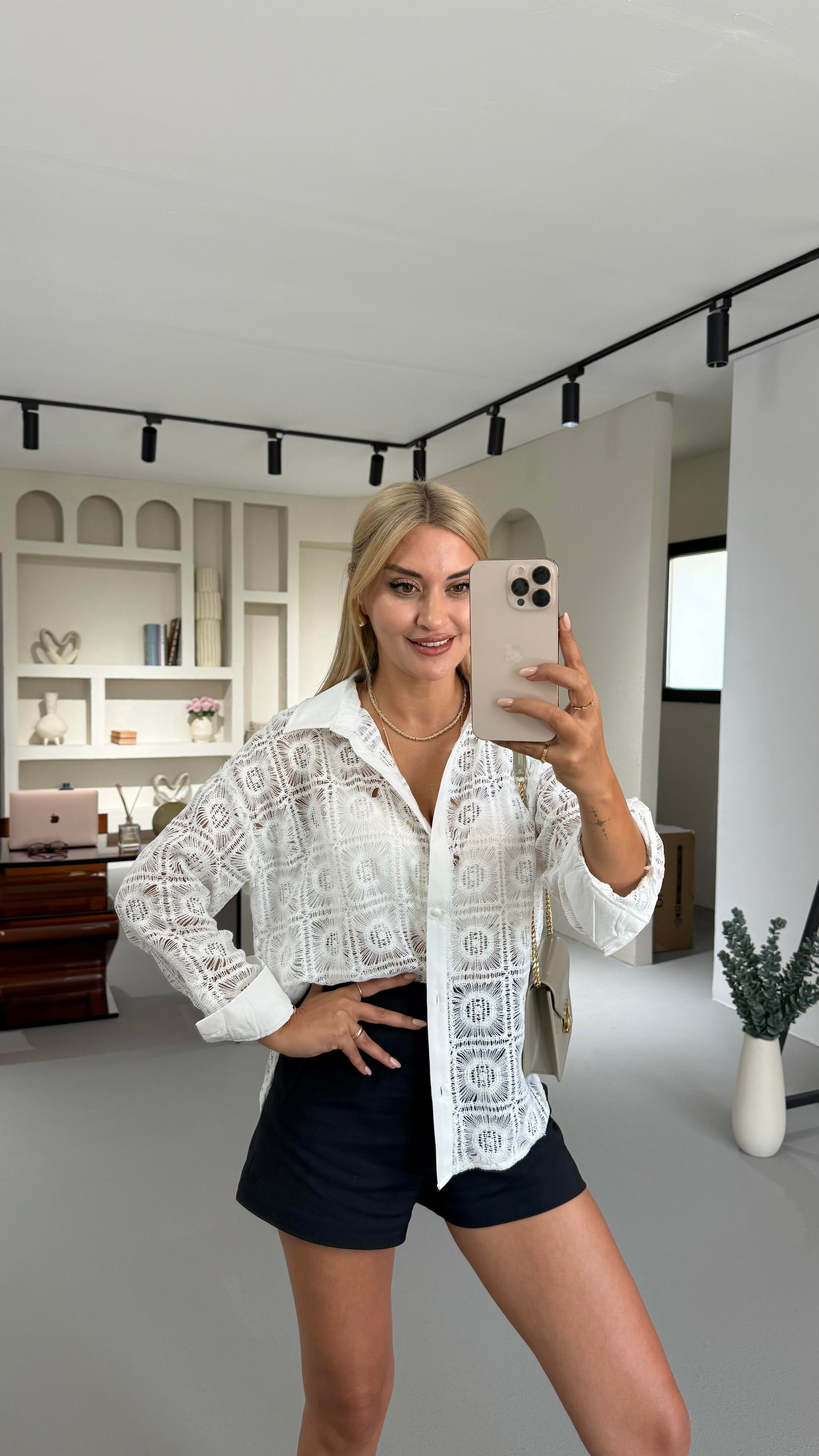 Motif Detay Ekru Dantel Gömlek