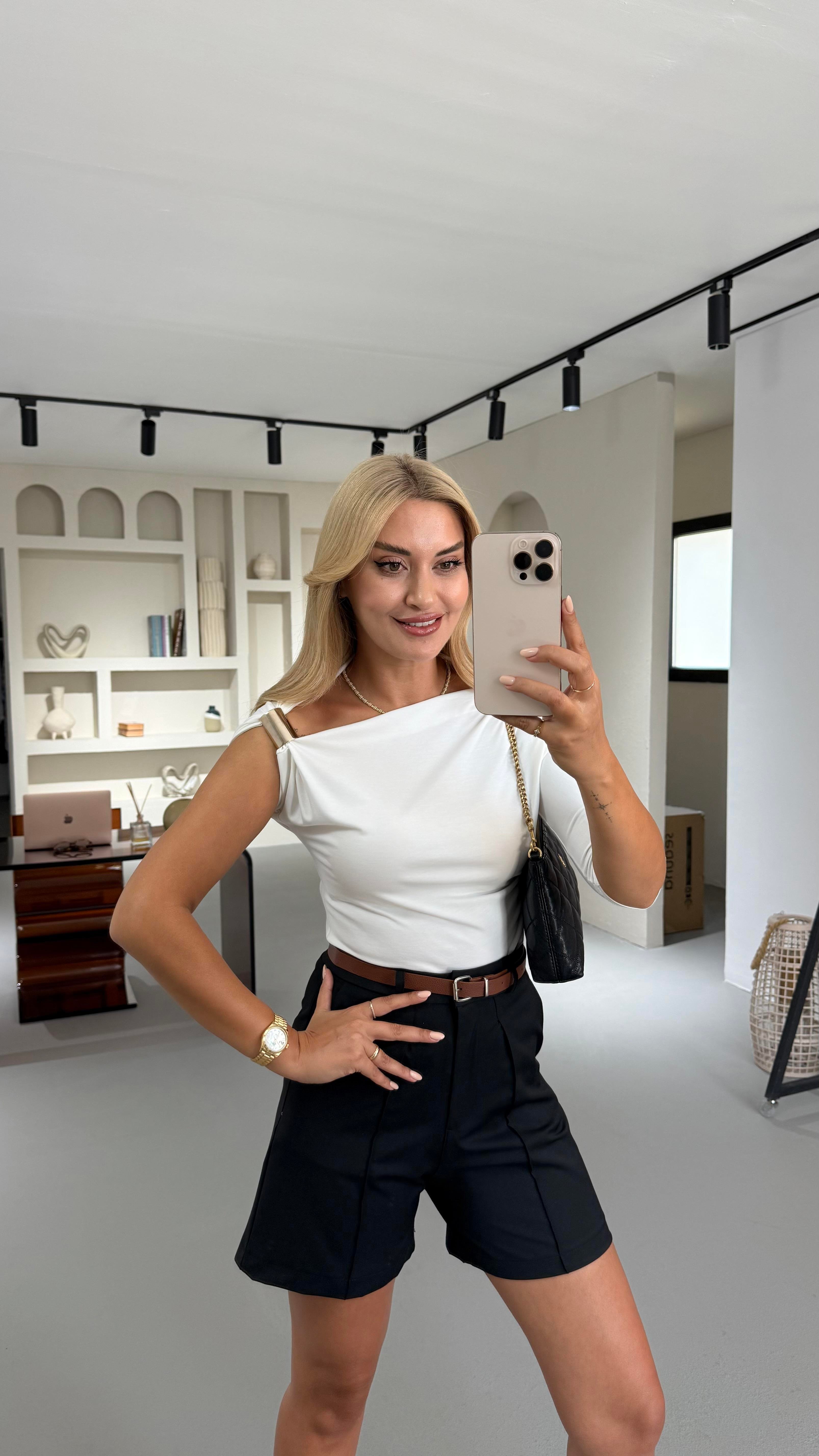 Omuz Aksesuar Detay Drapeli Ekru Bluz