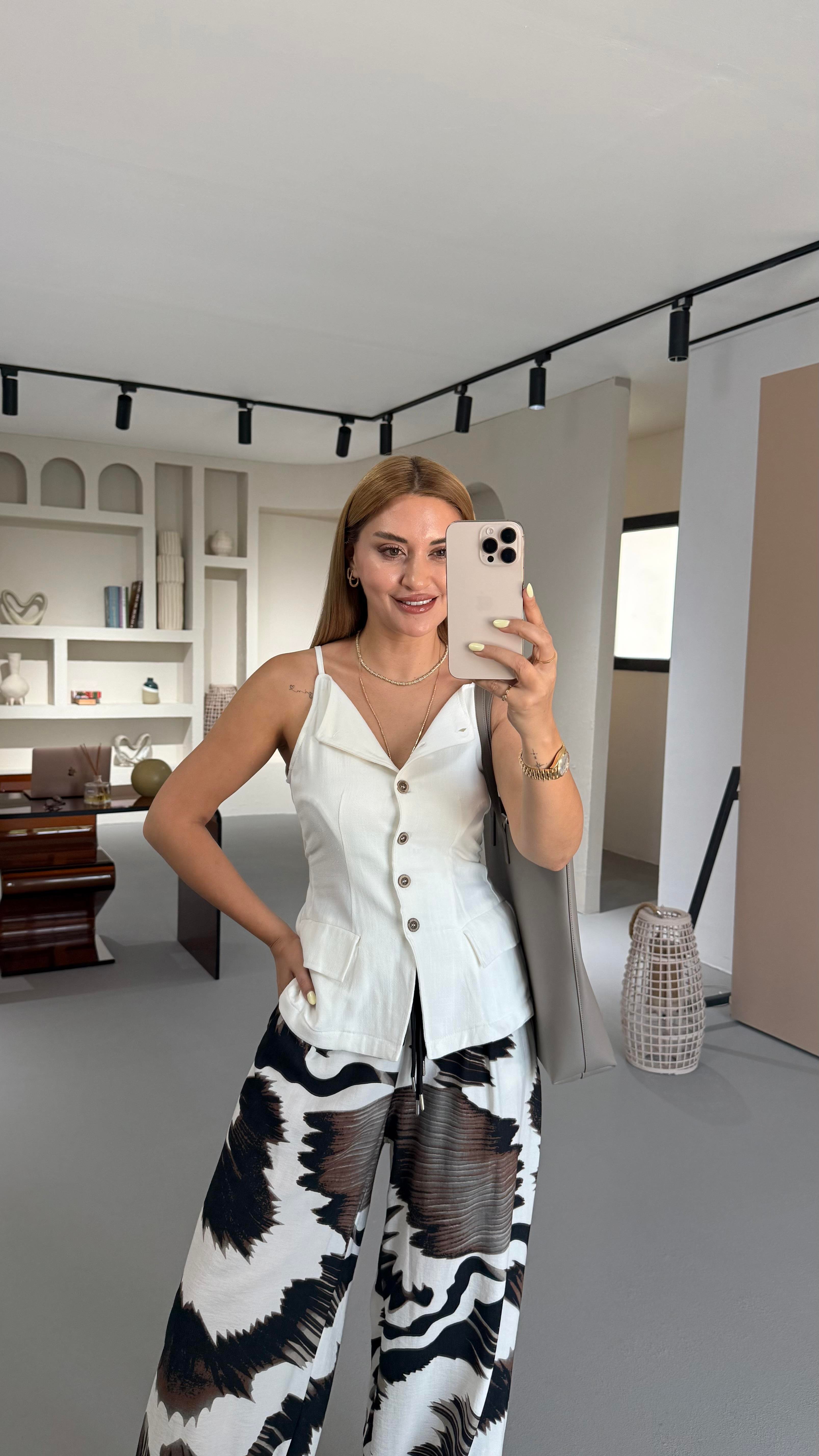 Bel Ayarlamalı Süs Cep Detay Ekru Yelek