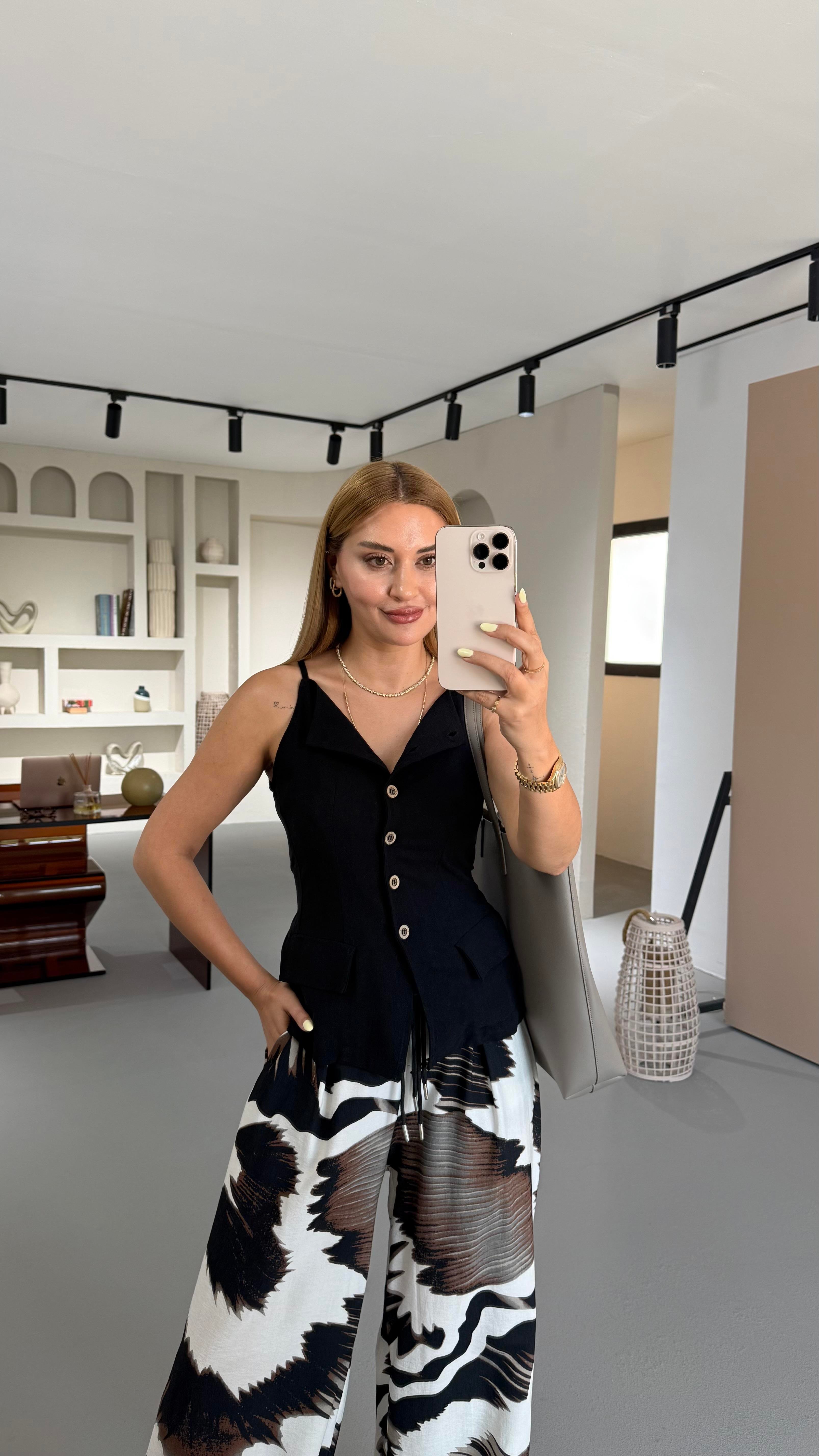 Bel Ayarlamalı Süs Cep Detay Siyah Yelek