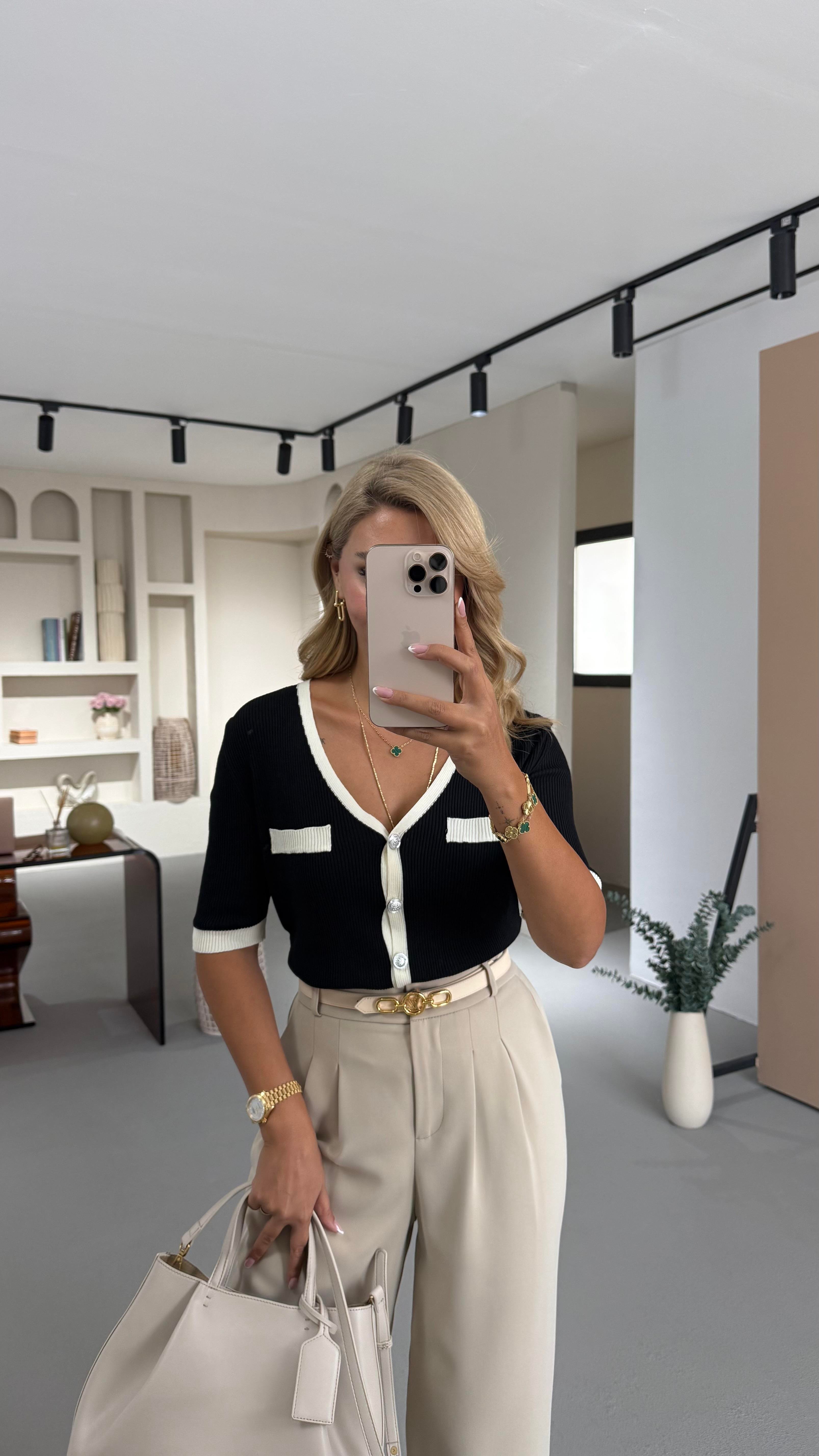 Ekru Biyeli Düğme Detay Siyah Triko