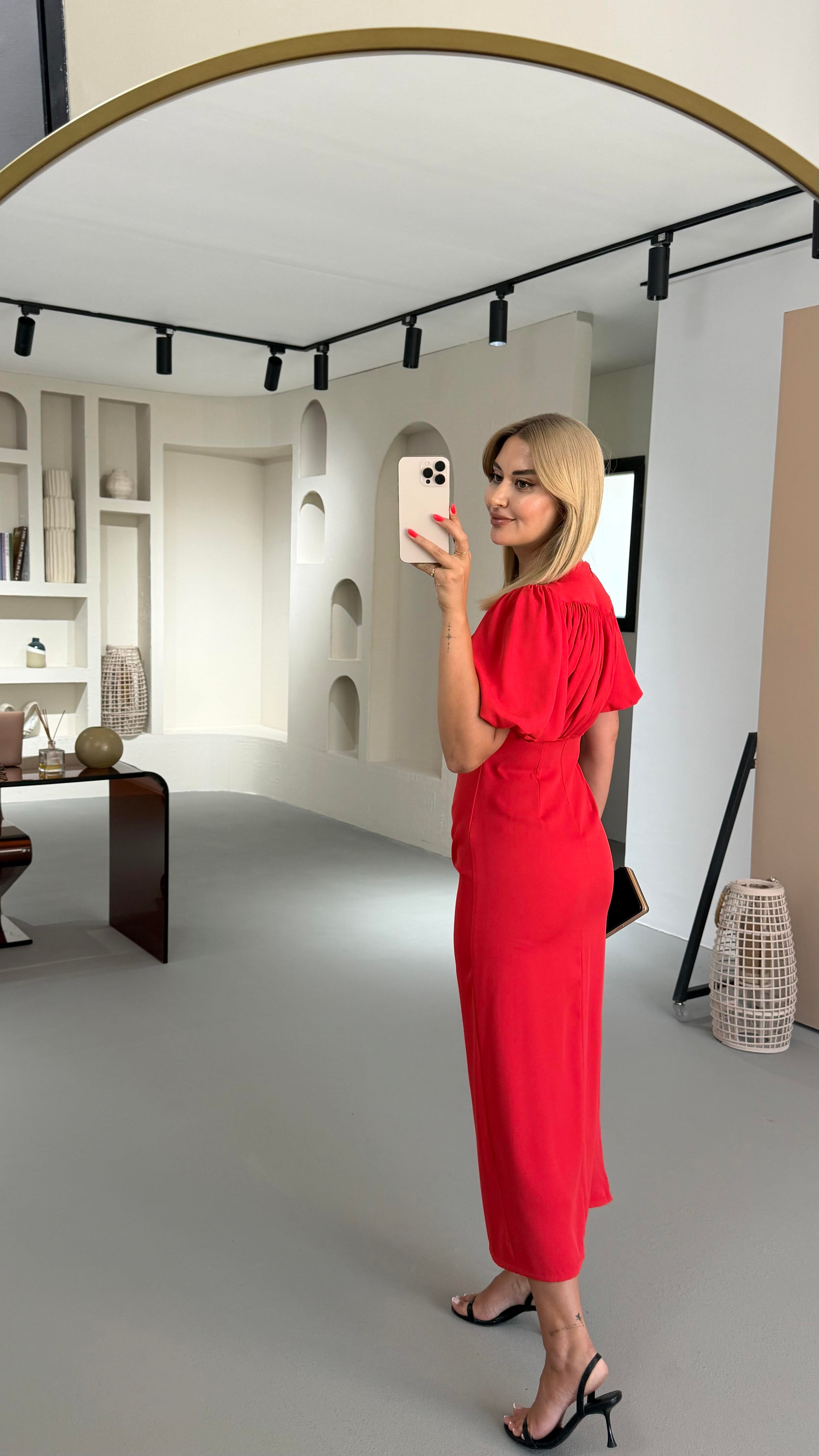 Drape Detay Yırtmaçlı Kırmızı Saten Elbise