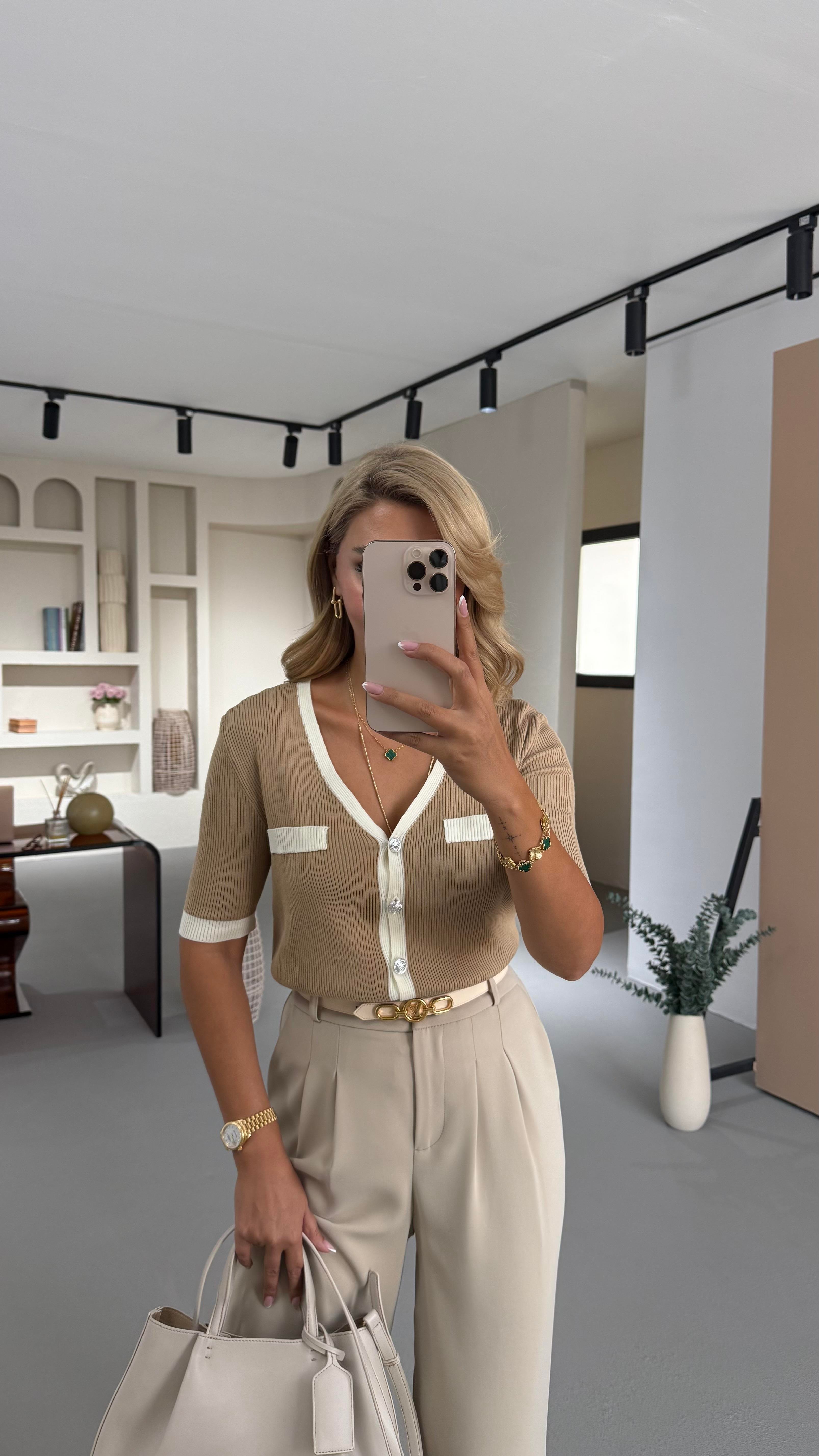 Ekru Biyeli Düğme Detay Camel Triko