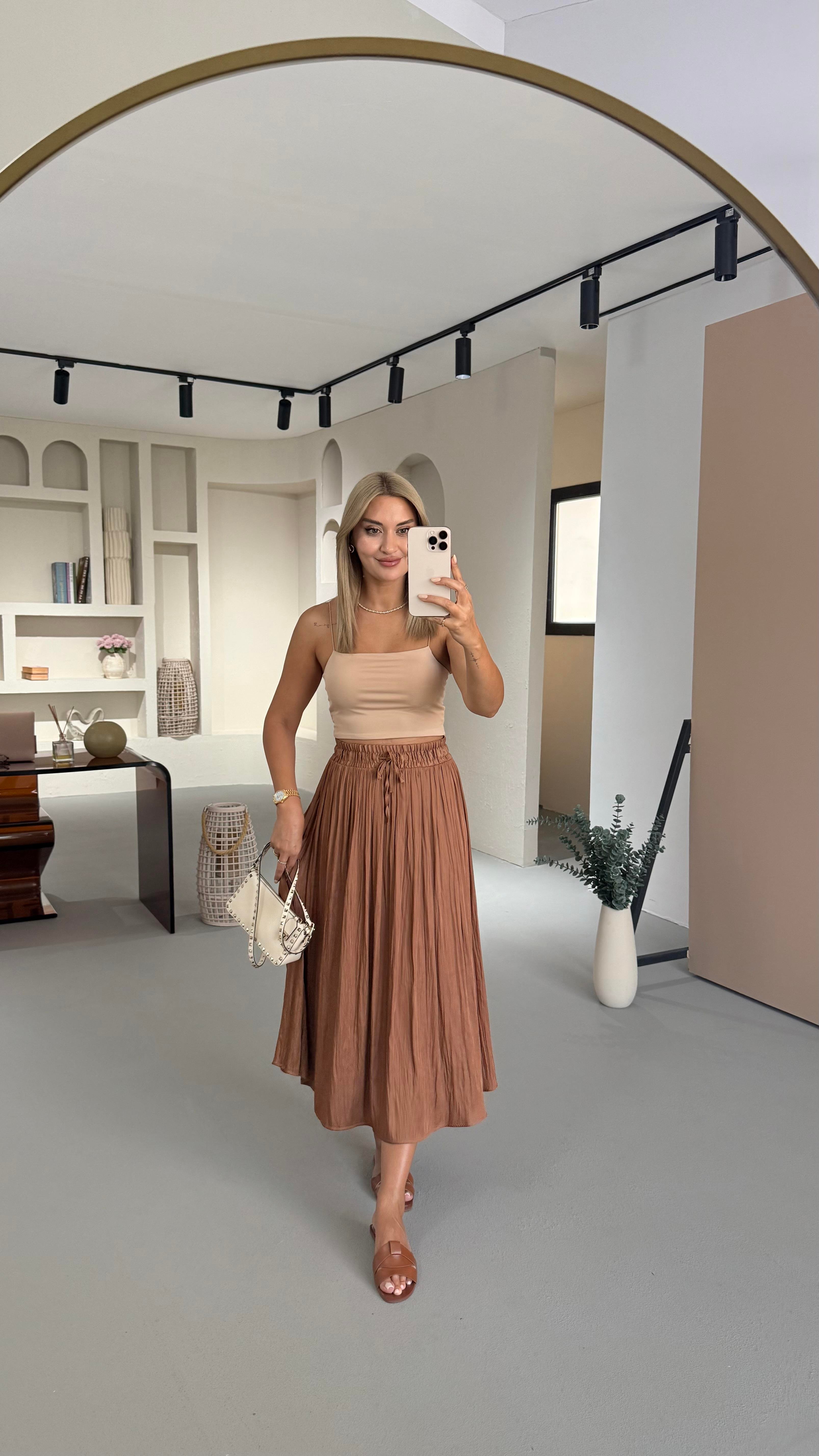 Bel Lastikli Kırışık Doku Saten Midi Tarçın Etek