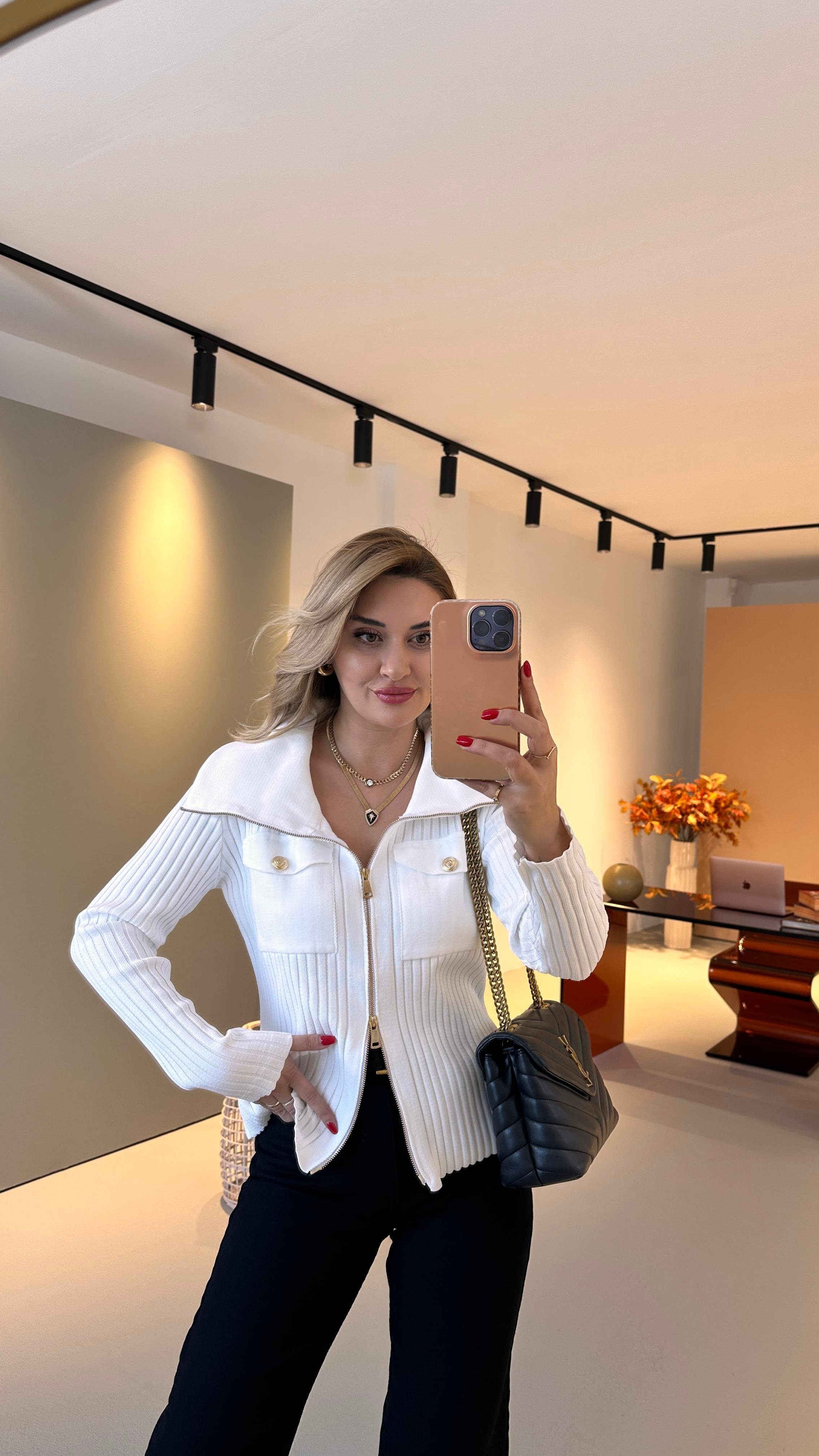 Fermuarlı Kapak Cep Detay Beyaz Triko