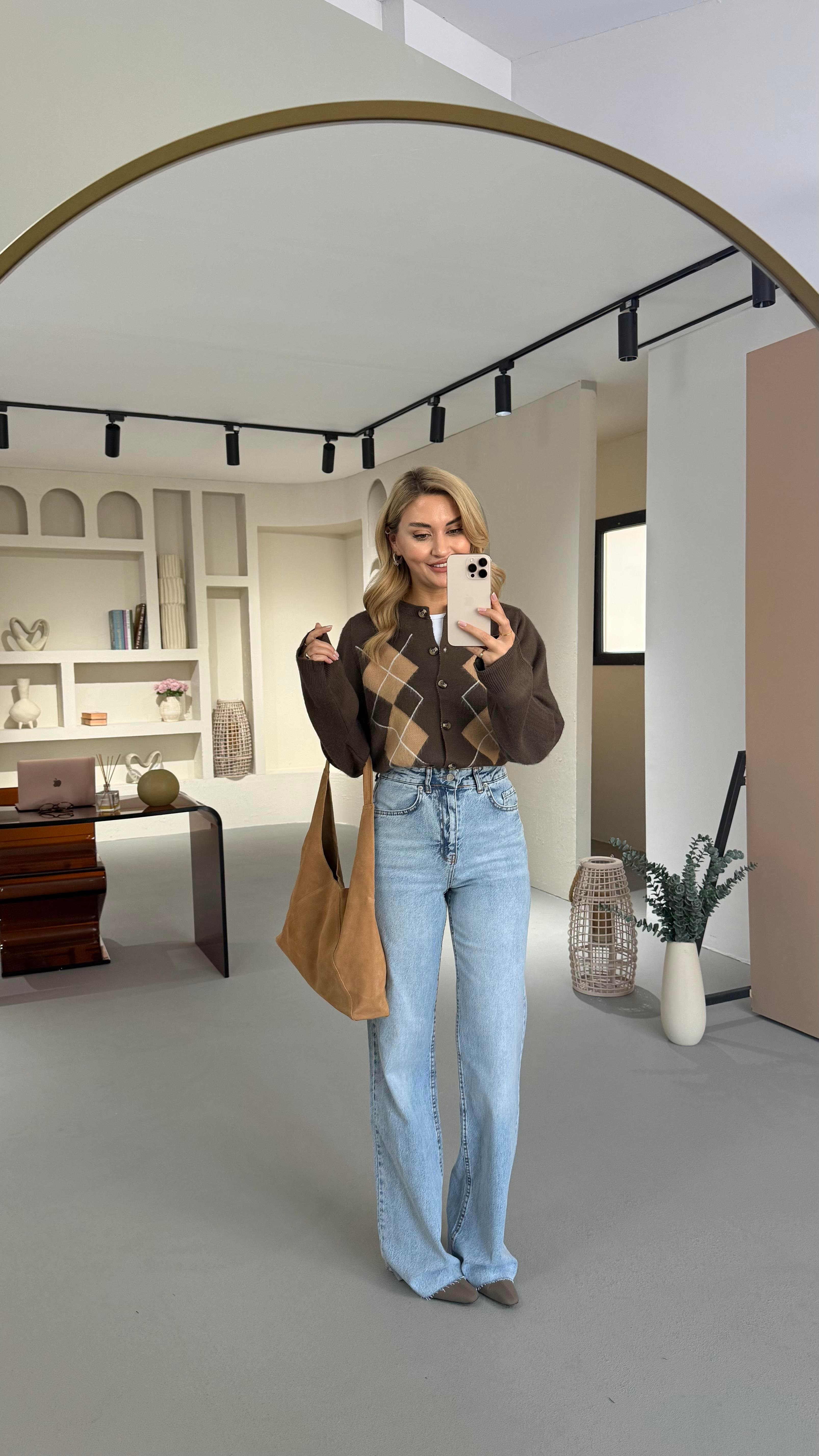 Premium Seri Kesik Paça Straight Fit Mavi Yıkamalı Jean