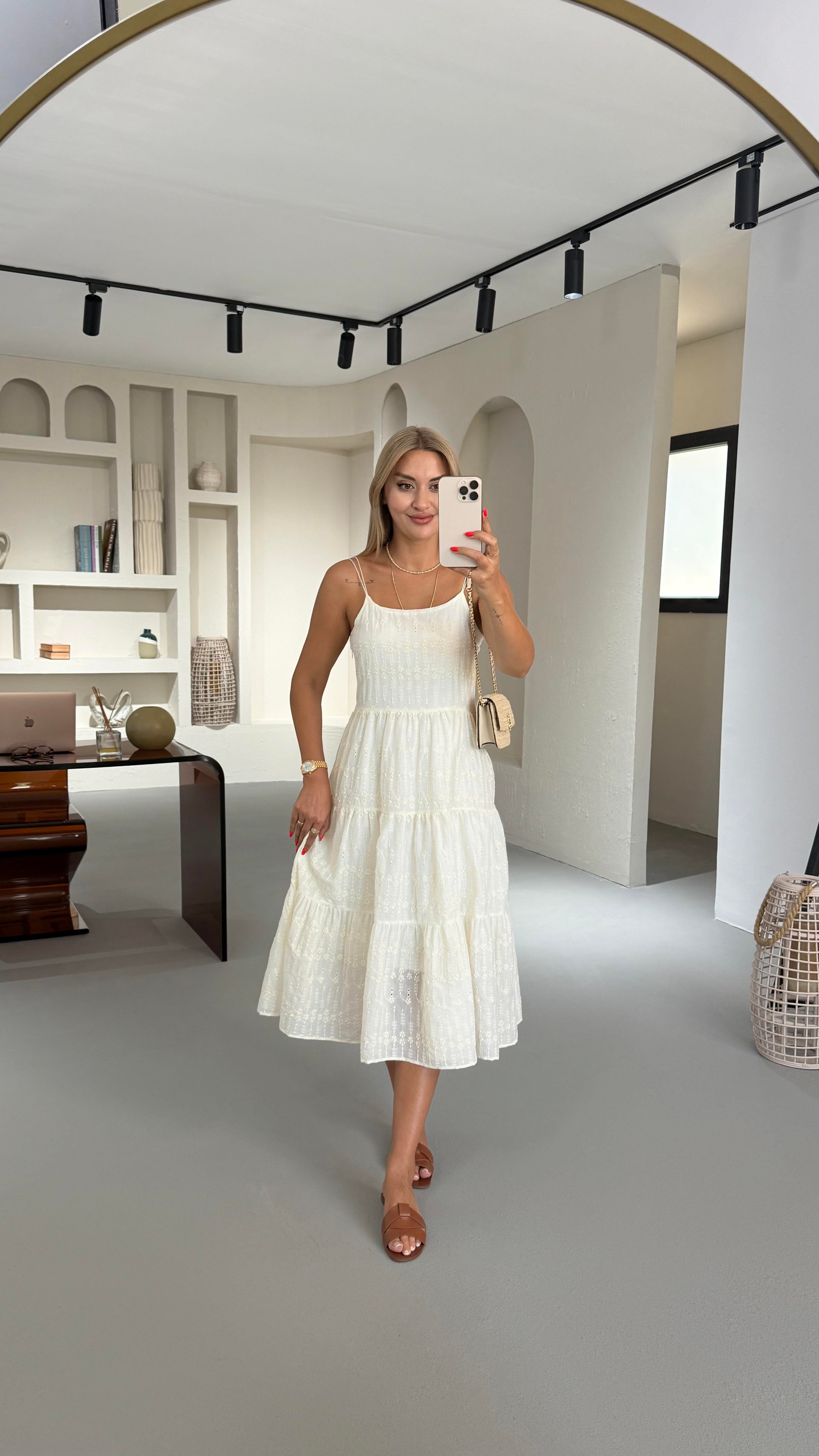 Fisto Detay Astarlı Ekru Elbise