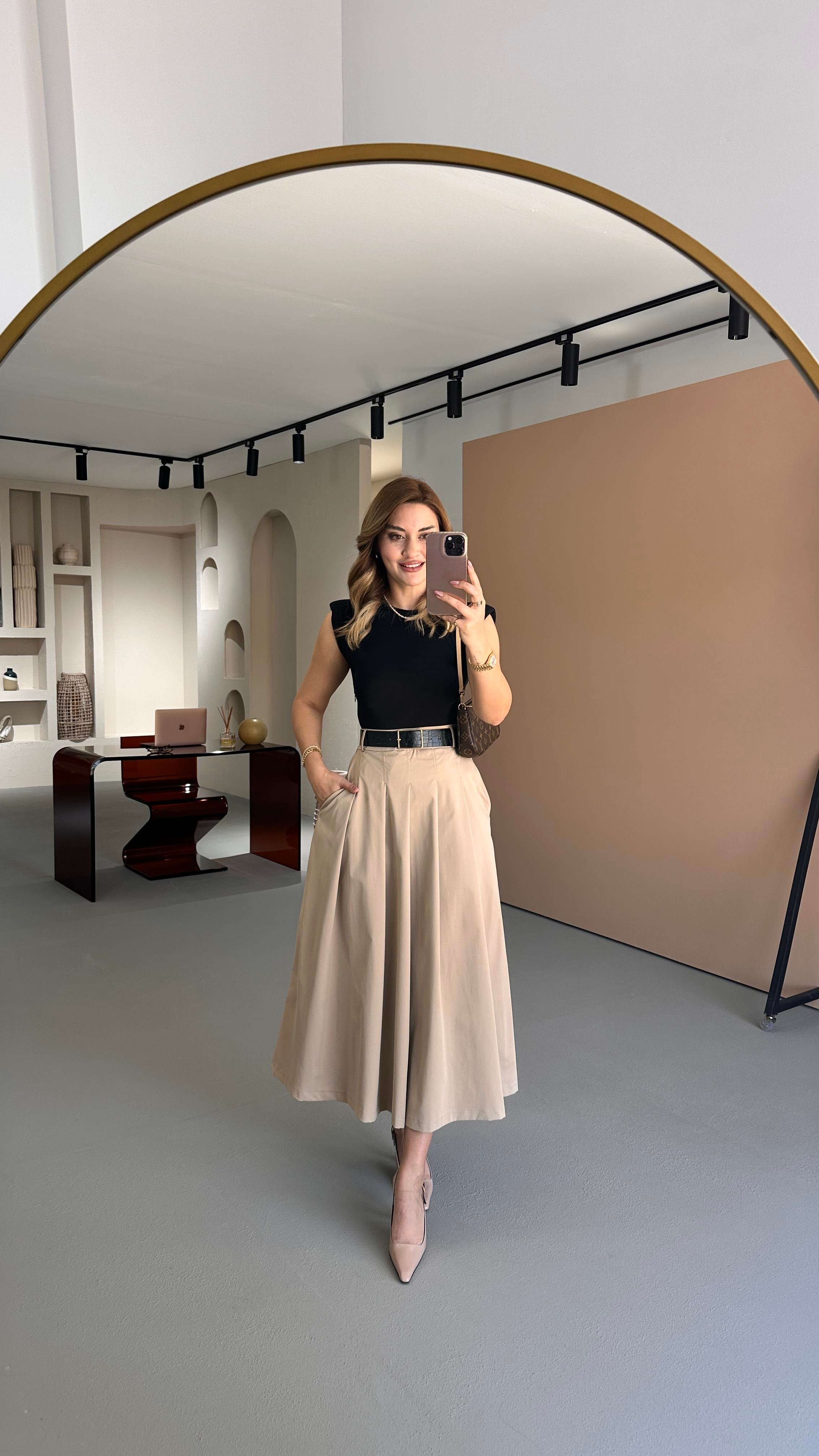 Kemer Detay Vatkalı Kontrast Elbise