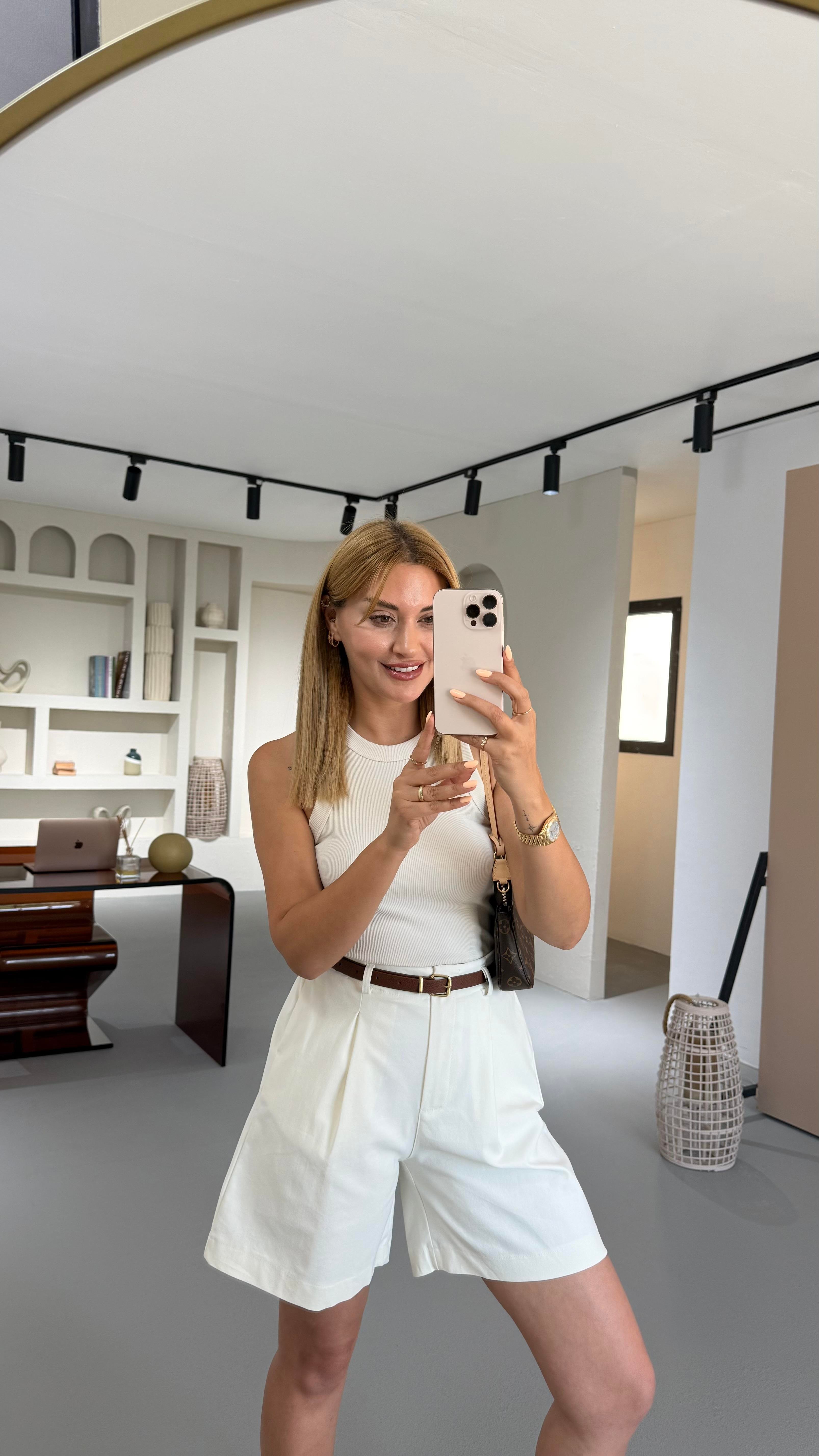 Kemerli Pilise Detay Bel Lastikli Krem Denim Şort