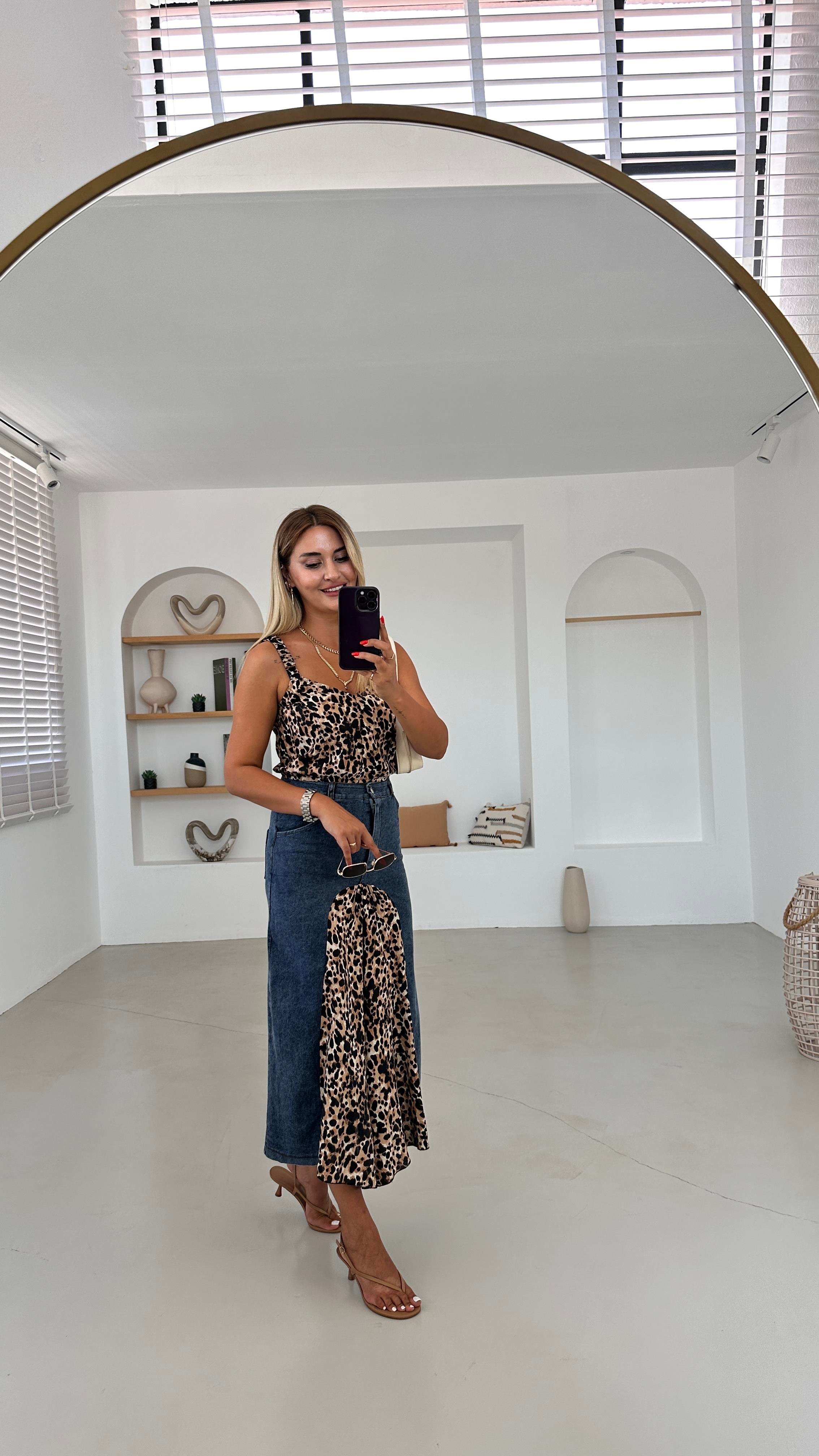 Önden Yırtmaçlı Leopar Detay Denim Etek