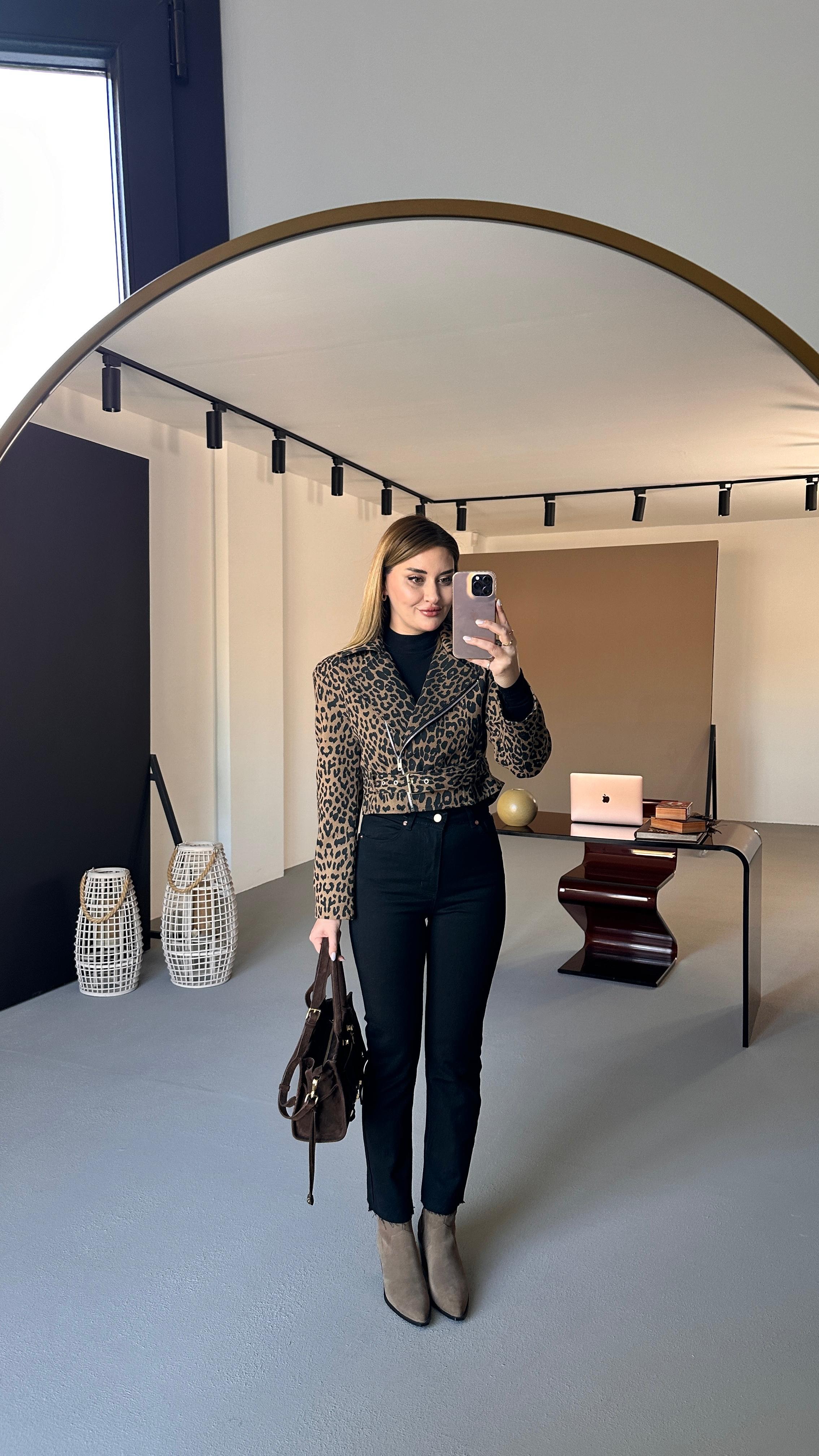 Premium Seri Bronz Düğme Detay Kesik Paça Siyah Jean