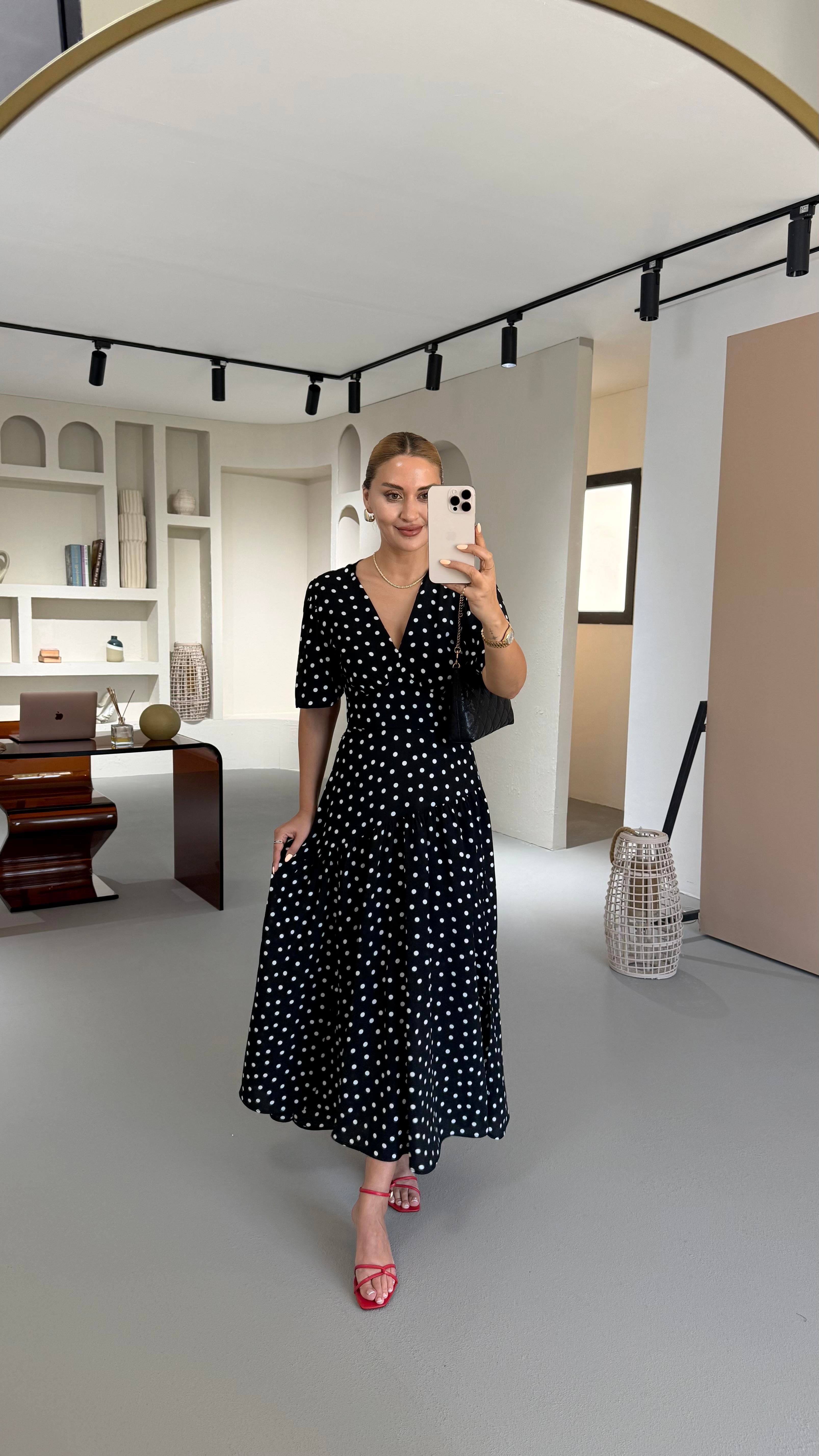 Puantiyeli Tek Yırtmaç Siyah Elbise