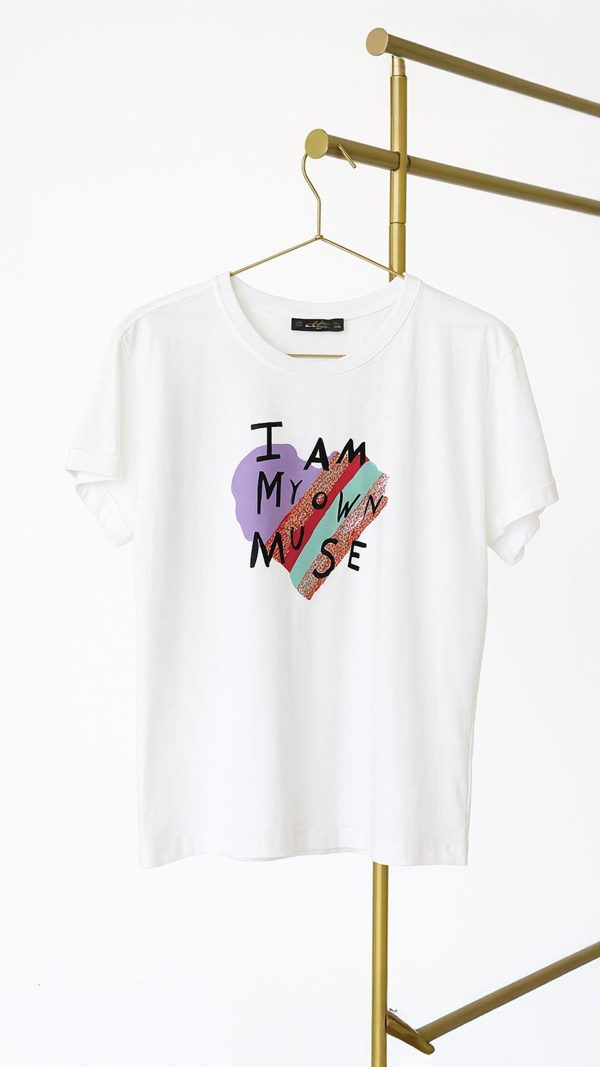 Renkli Kalp Baskılı Bisiklet Yaka Beyaz Tshirt