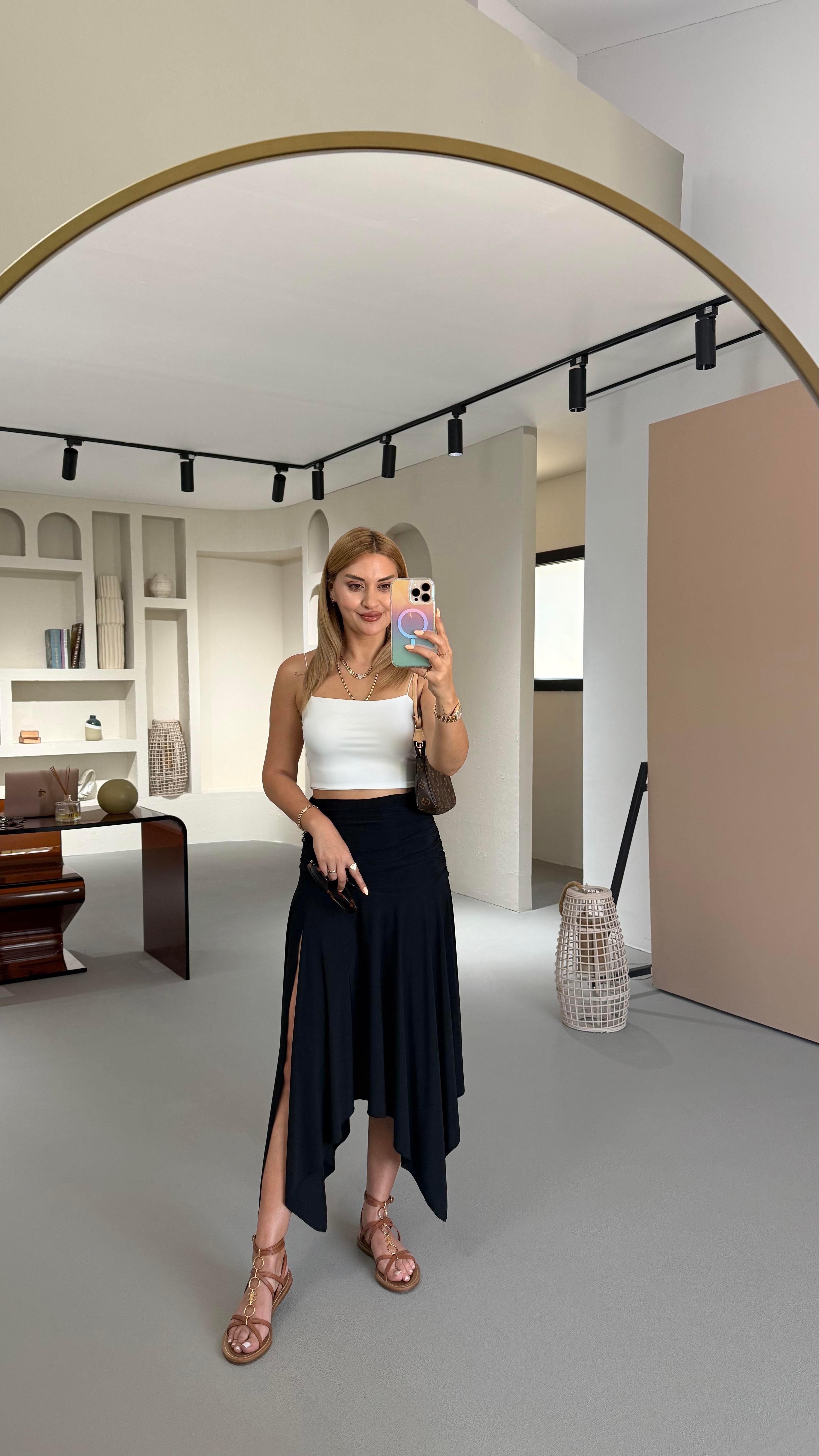 Tek Yırtmaç Detay Siyah Gode Etek