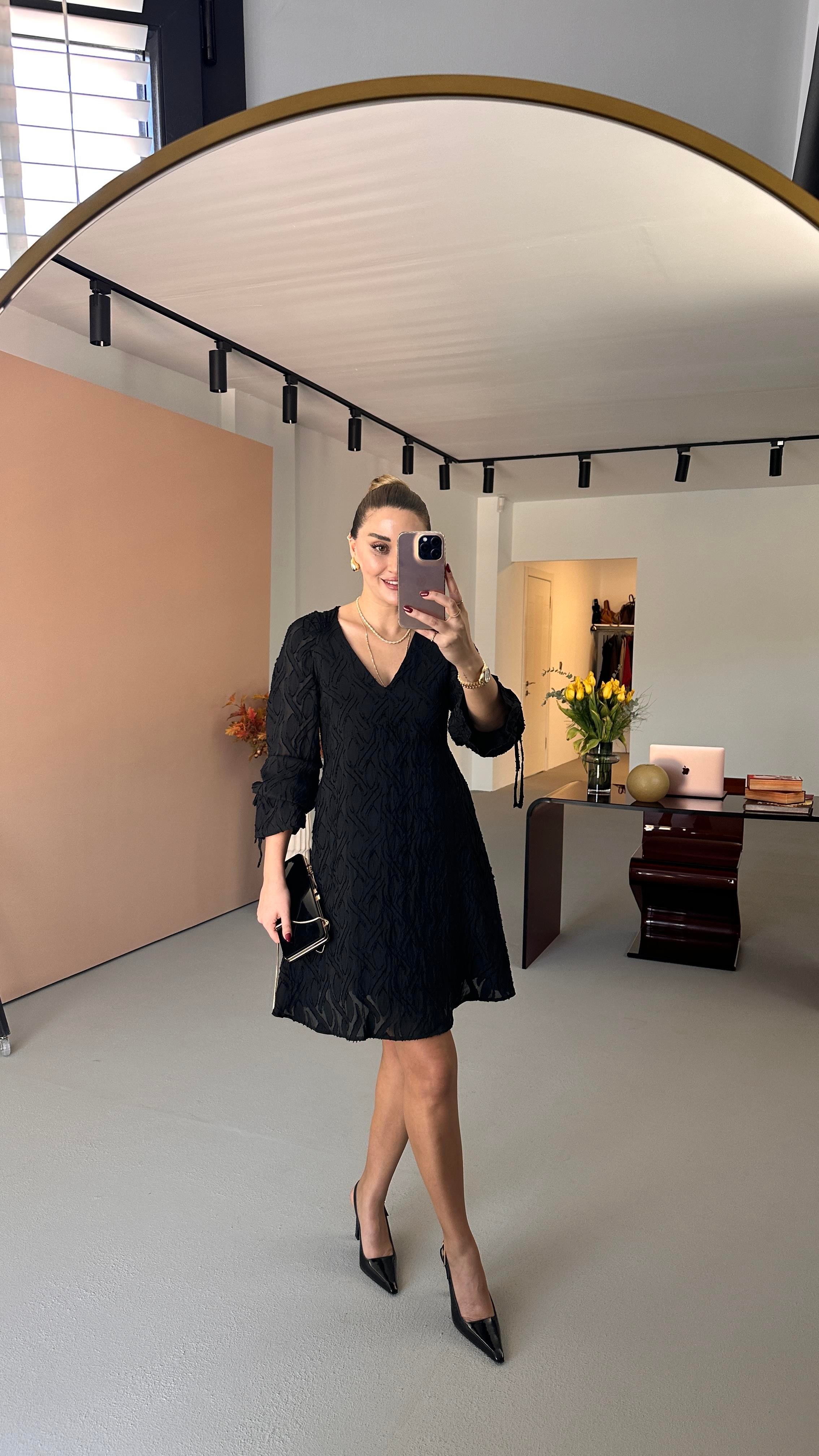 V Yakla Dokulu Vual Siyah Çan Elbise