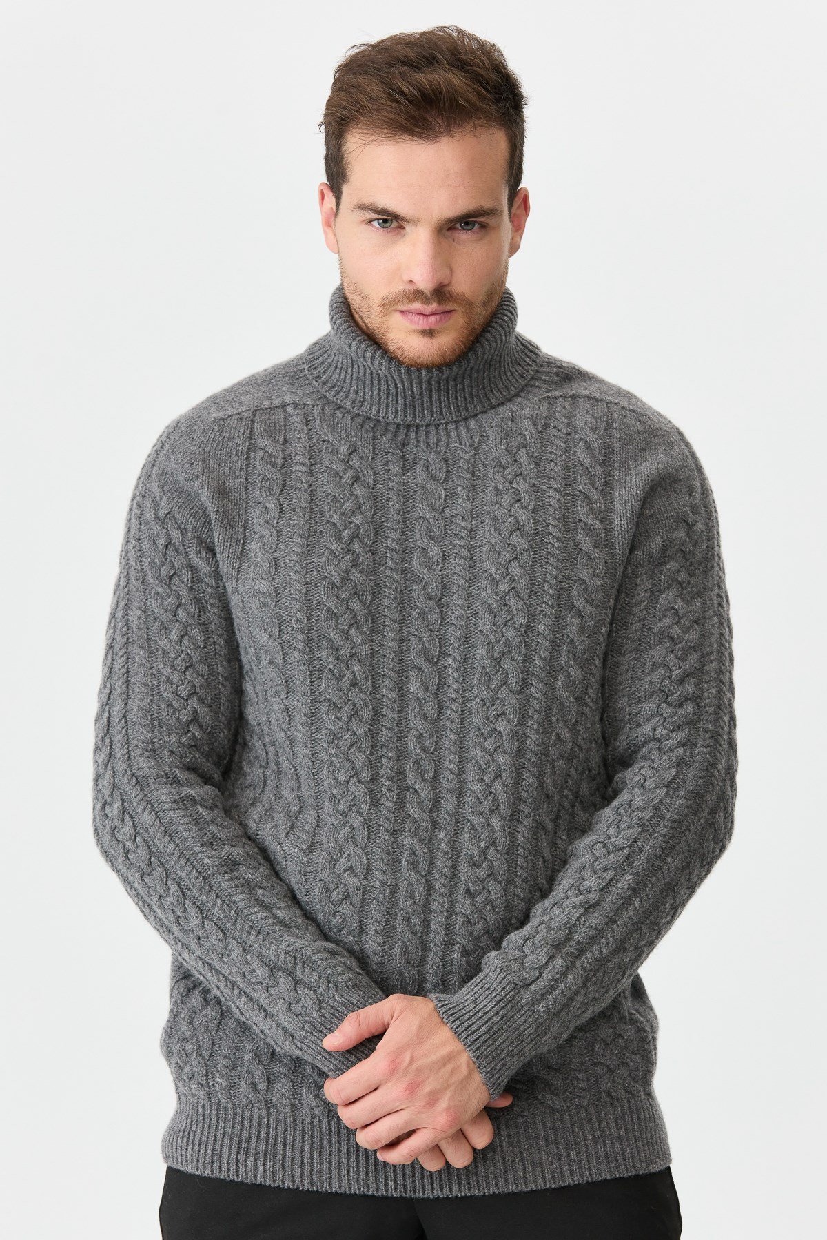 22589Мужской свитер с круглым вырезом и косами, пепельно-серый