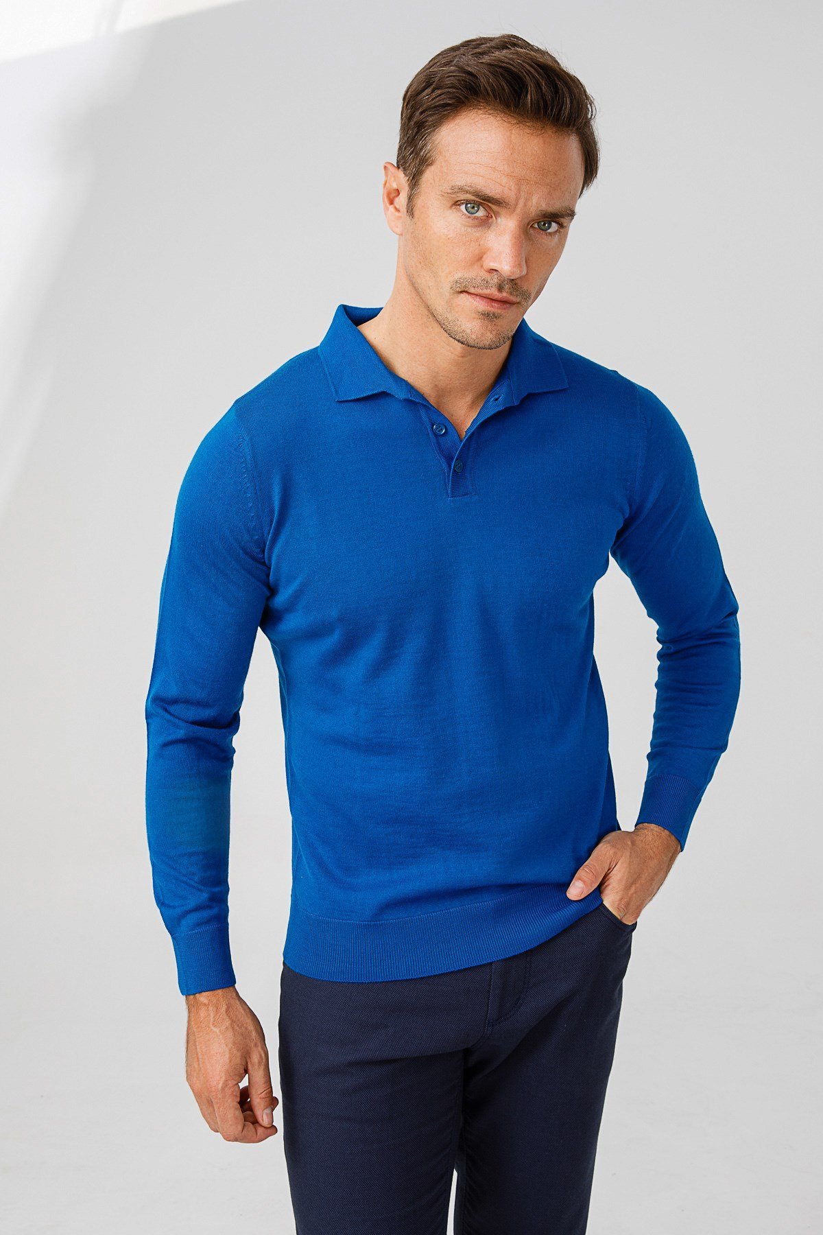 Мужской базовый трикотажный свитер с воротником-поло Синий