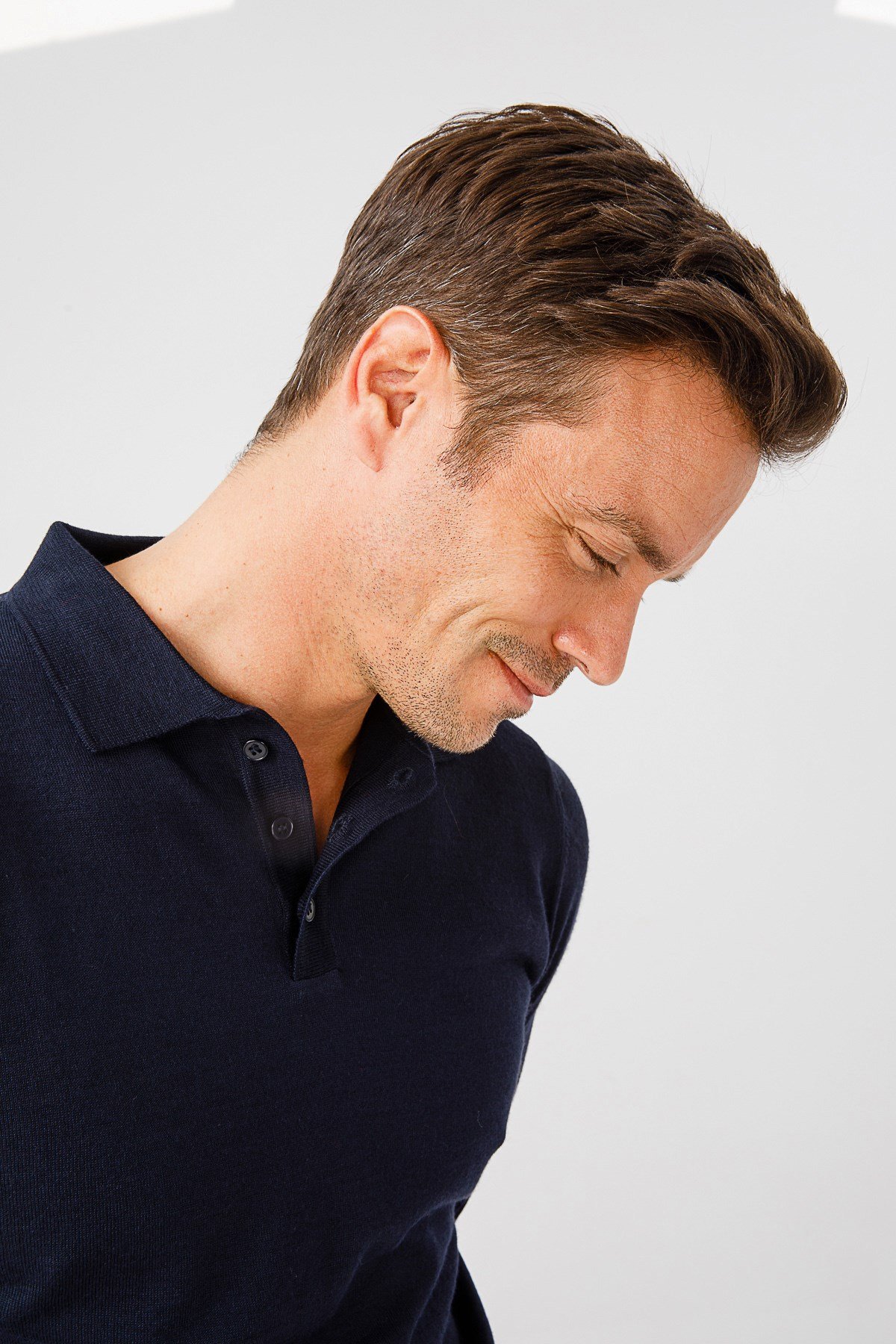 Мужской базовый трикотажный свитер с воротником поло Темно-синий