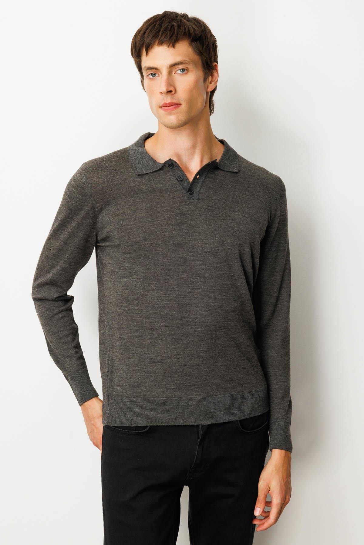 21601Мужской базовый трикотажный свитер с воротником поло темно-пепельно-серый