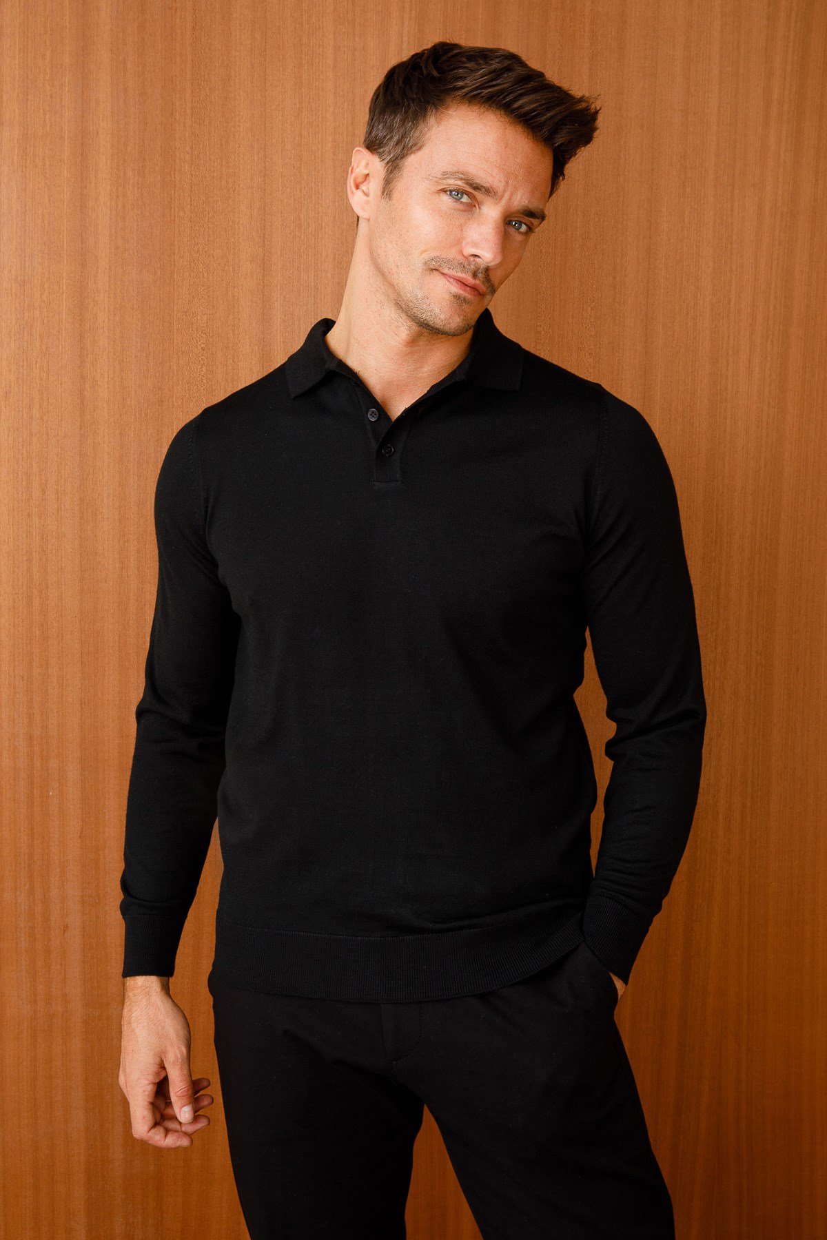 Мужской базовый трикотажный свитер с воротником поло Черный