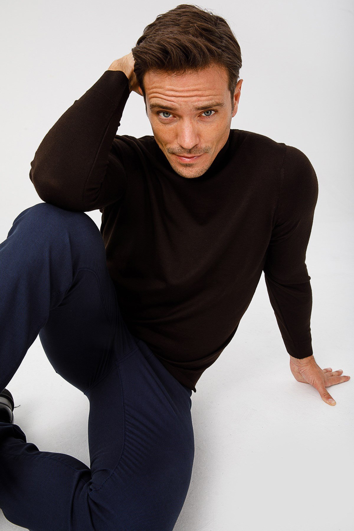 Мужской Базовый свитер с круглым вырезом темно-коричневый