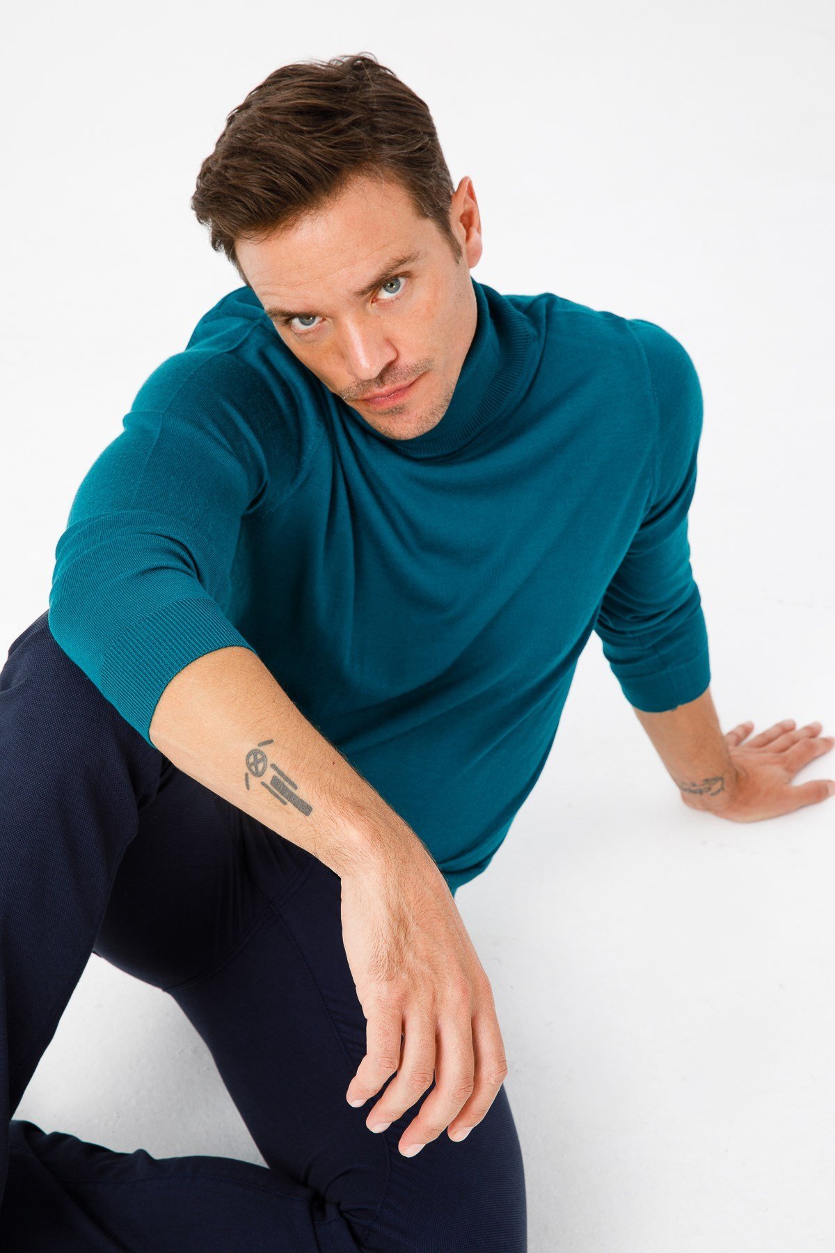 Мужской Базовый свитер с круглым вырезом темно-синий