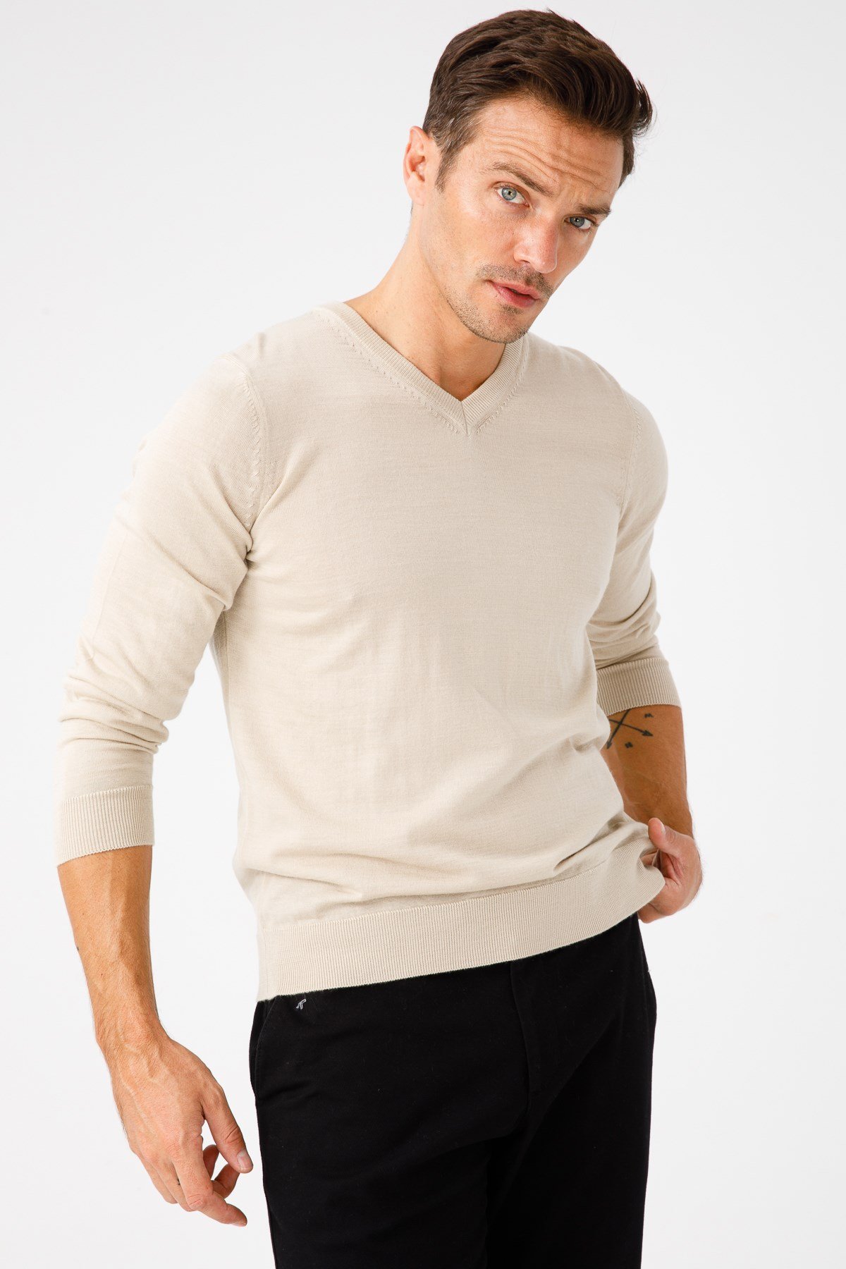 Мужской базовый трикотажный свитер с v-образным вырезом Бежевый