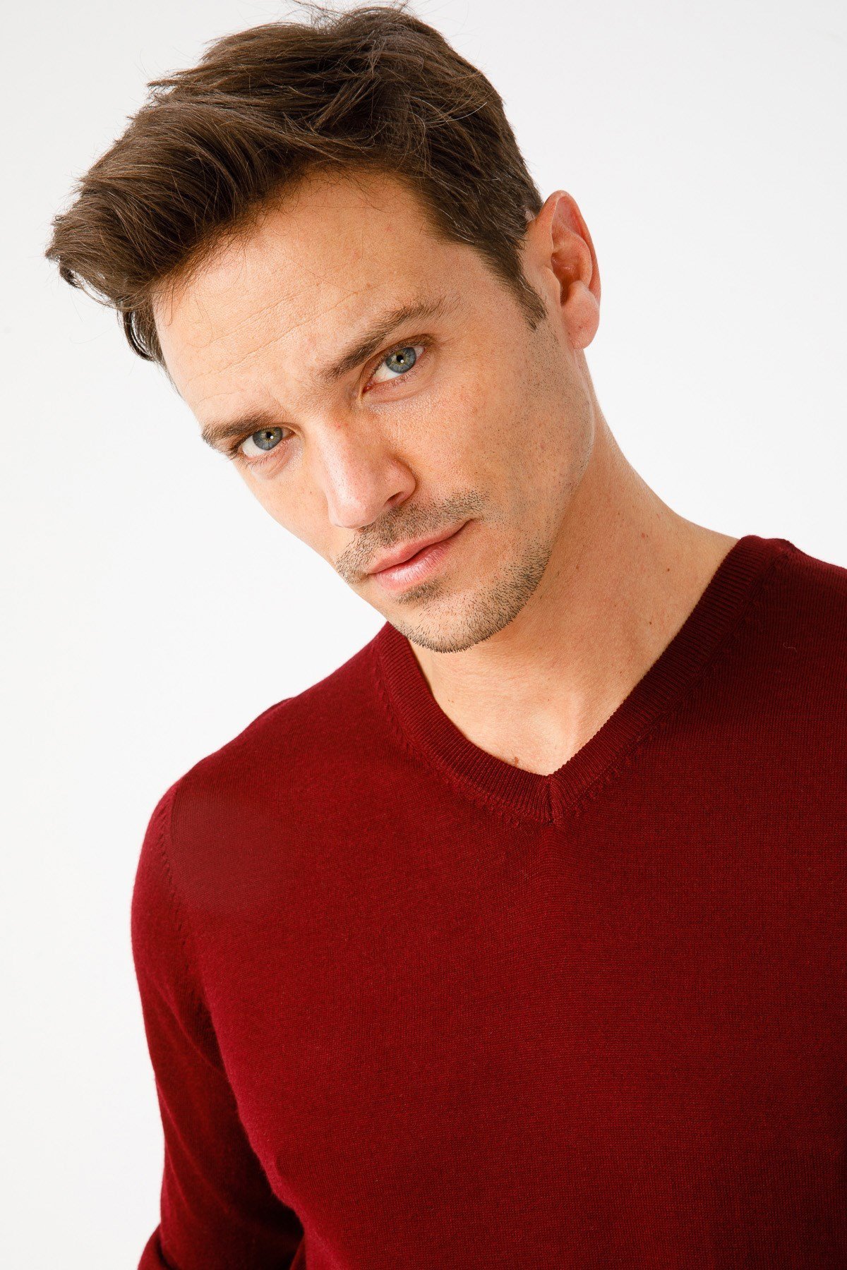 Мужской базовый трикотажный свитер с V-образным вырезом цвет сливы