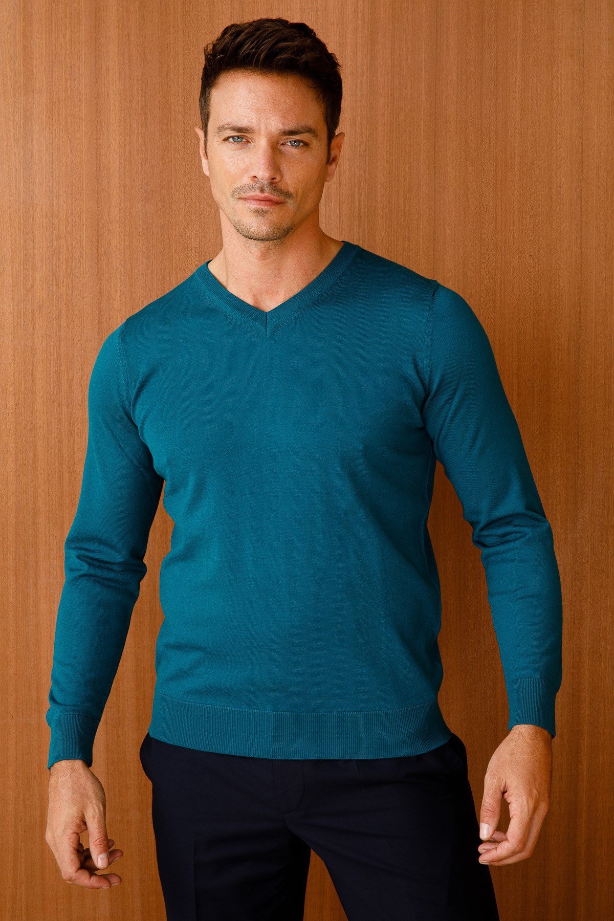 Мужской базовый трикотажный свитер с v-образным вырезом темно пепильно синий