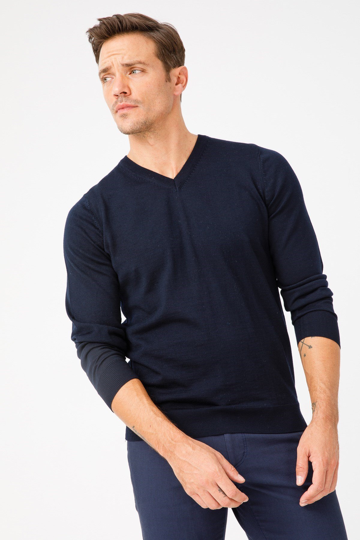 21602Erkek Basic V Yaka İnce Triko Kazak K.Lacivert