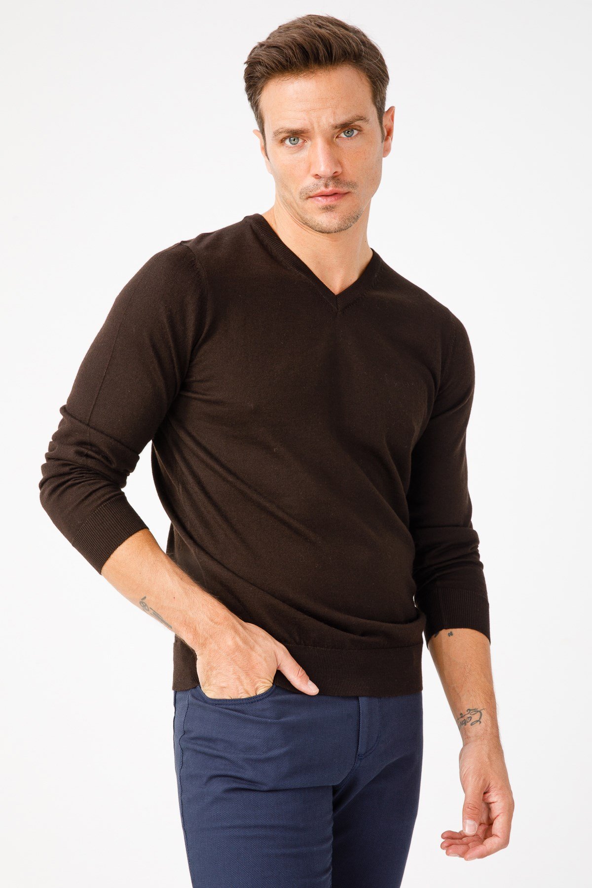 Мужской базовый трикотажный свитер с v-образным вырезом Темно-коричневый