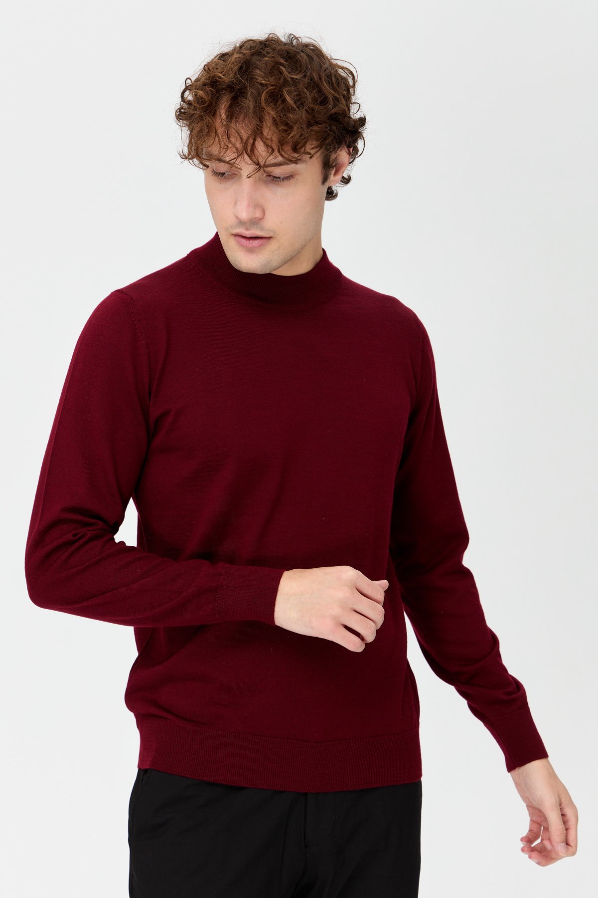 21604Мужской базовый свитер с имитацией водолазки бордовый 