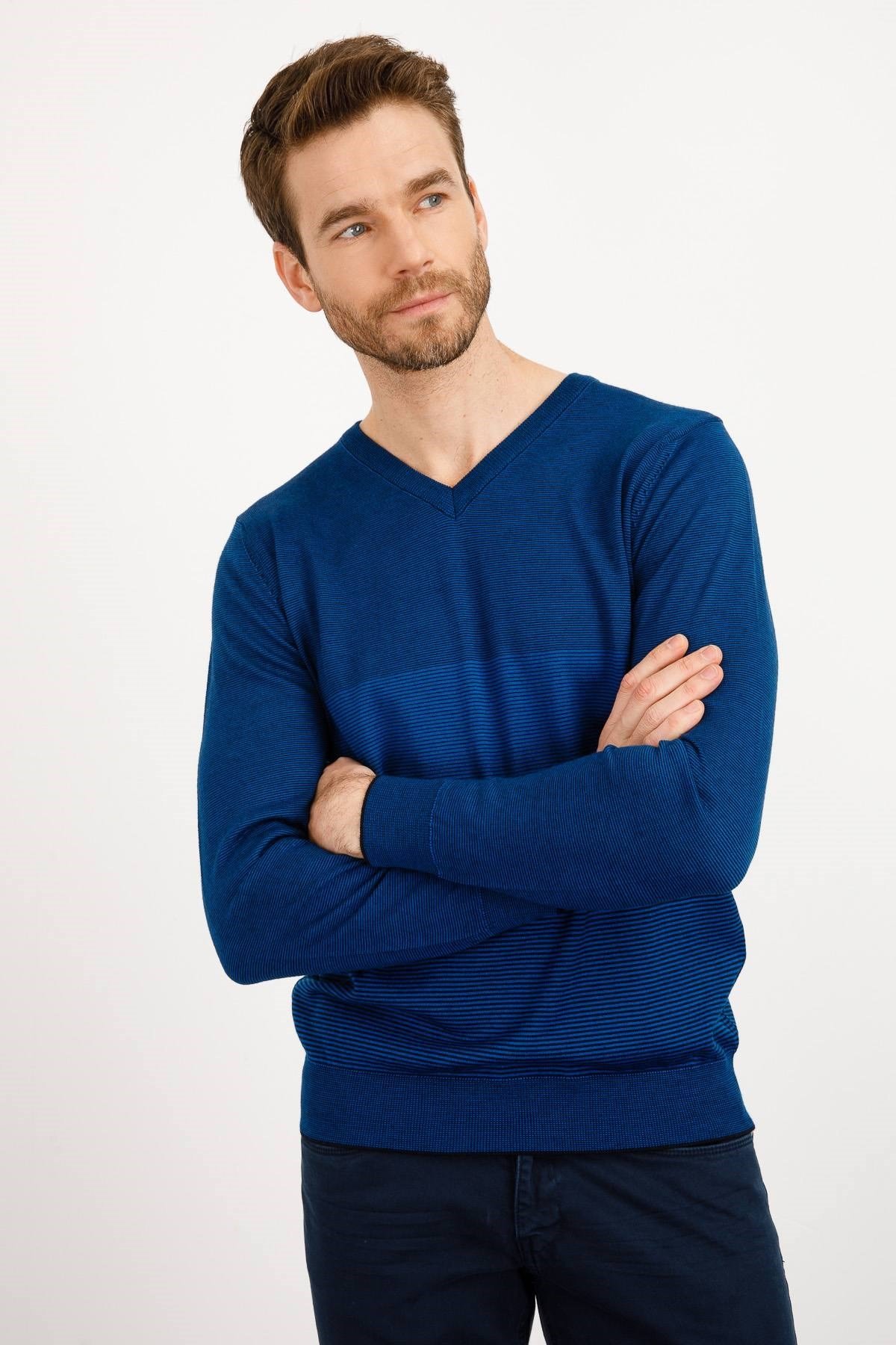Мужской трикотажный свитер с V-образным вырезом Темно-синий