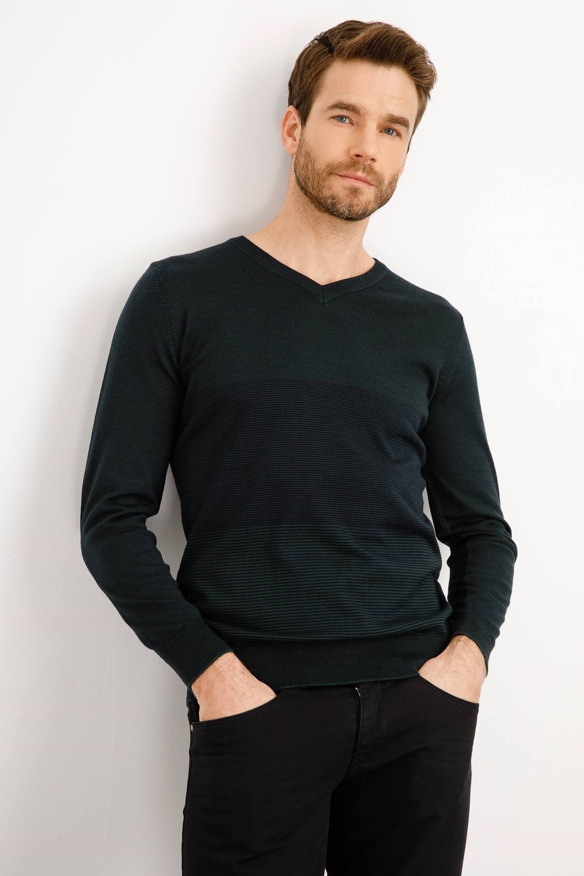 Мужской вязаный свитер с v-образным вырезом темно-зеленый