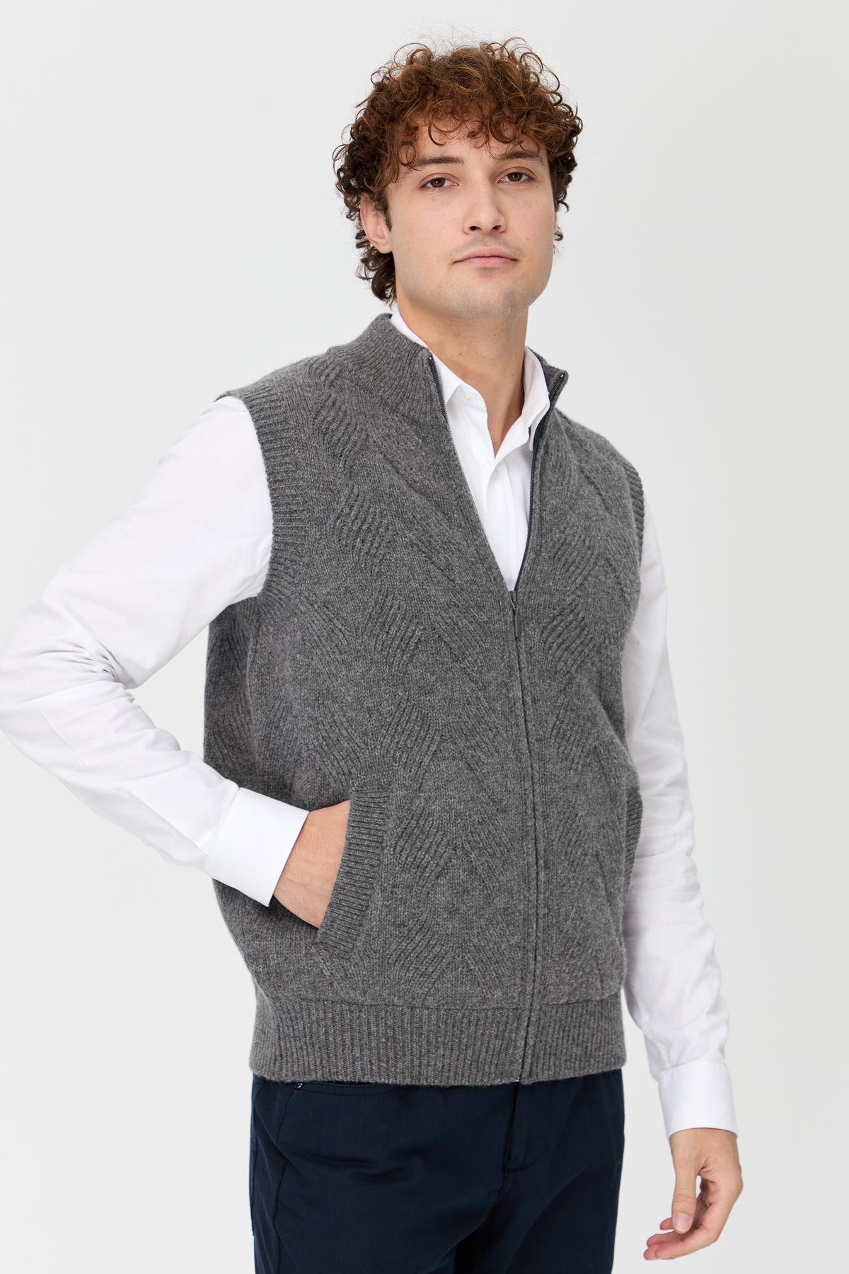 23542Erkek Dik Yaka Baklava Desenli Yün Yelek Füme