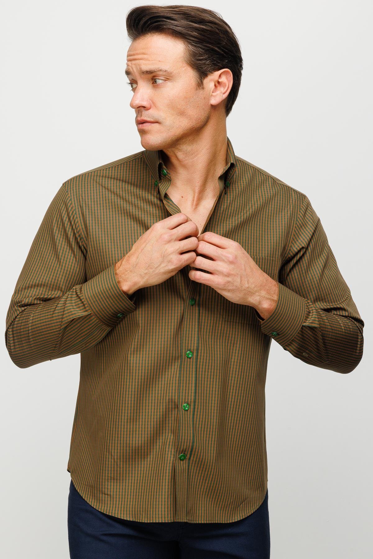 23931Erkek Düğmeli Yaka Cepli %100 Pamuk Çizgi Desenli Regular Orta Kesim Gömlek Taba