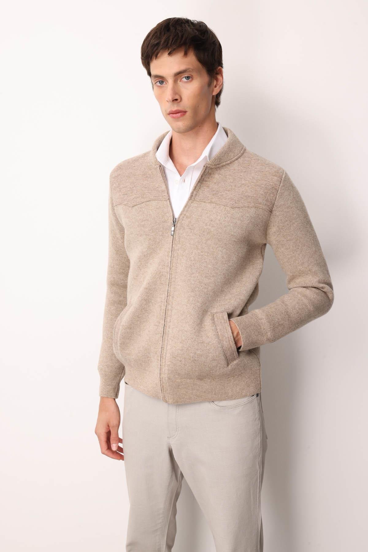 25551Erkek Hakim Yaka Göğsü ve Cebi Keçe Triko Mont K.Bej