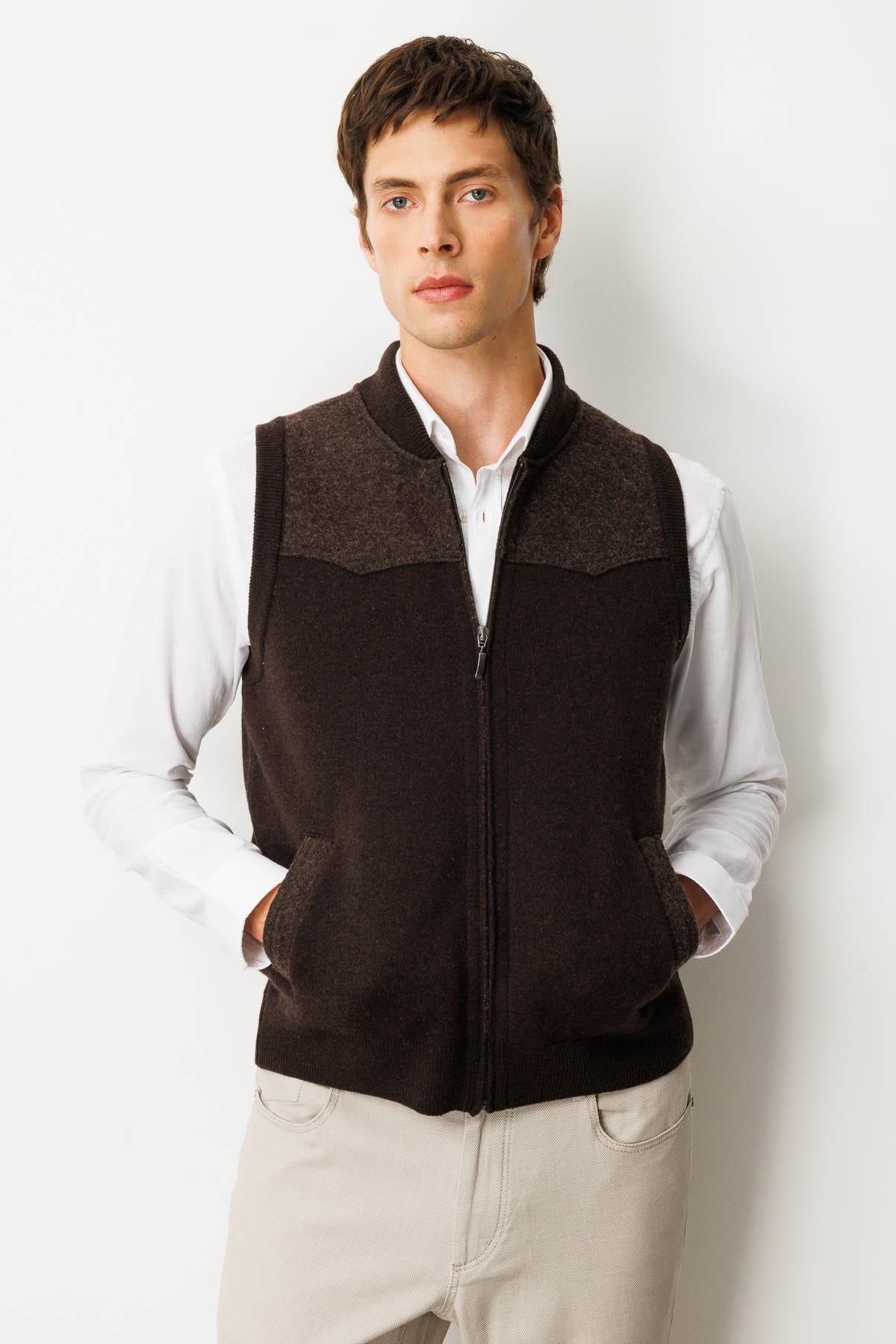 25552Erkek Hakim Yaka Göğsü ve Cebi Keçe Yün Yelek K.Kahve