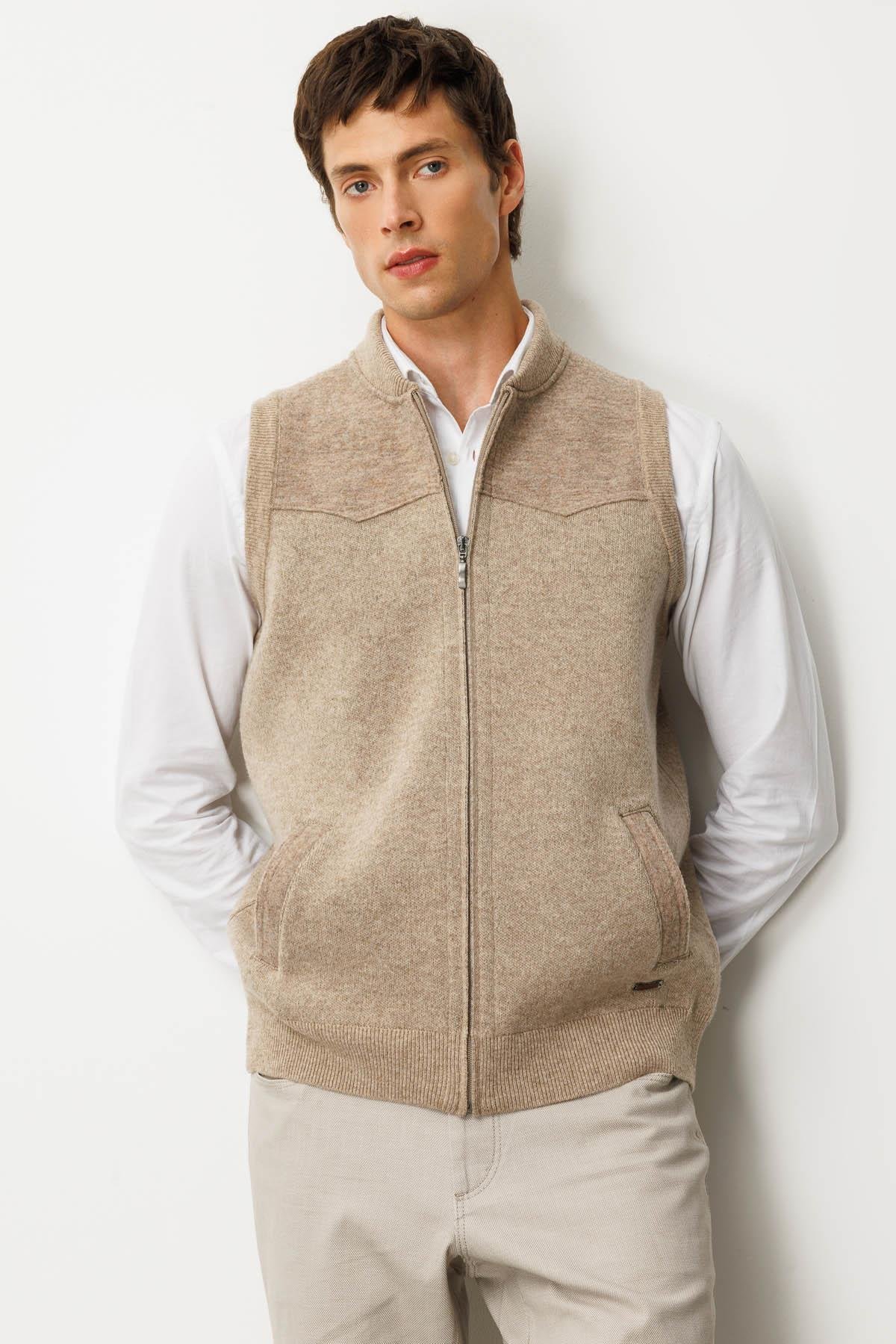 25552Erkek Hakim Yaka Göğsü ve Cebi Keçe Yün Yelek K.Bej