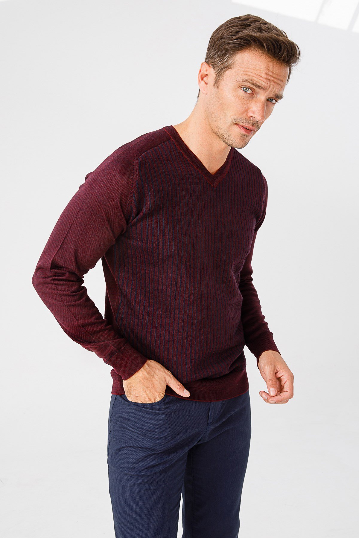 Мужской свитер с V-образным вырезом цвета сливы