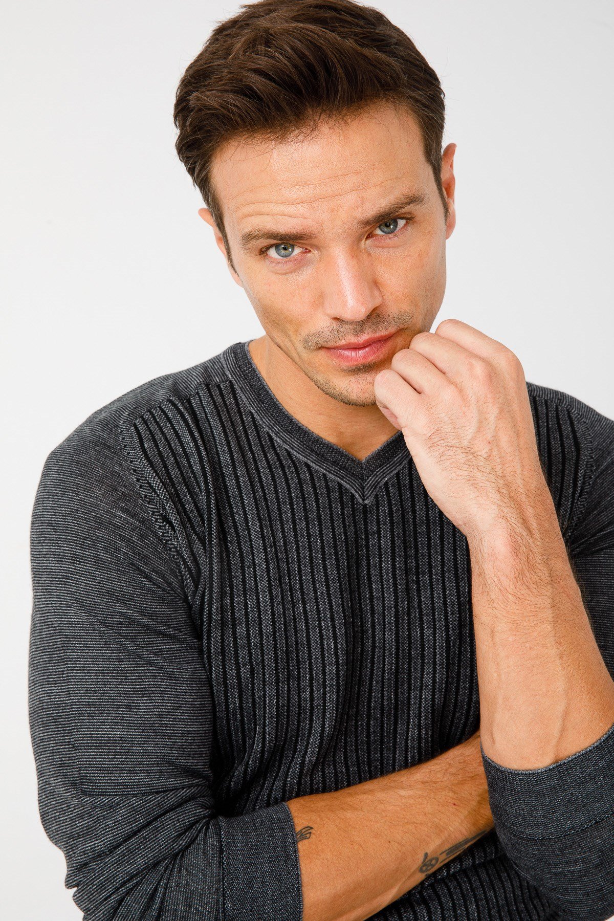 Мужской свитер с V-образным вырезом пепельно-серый