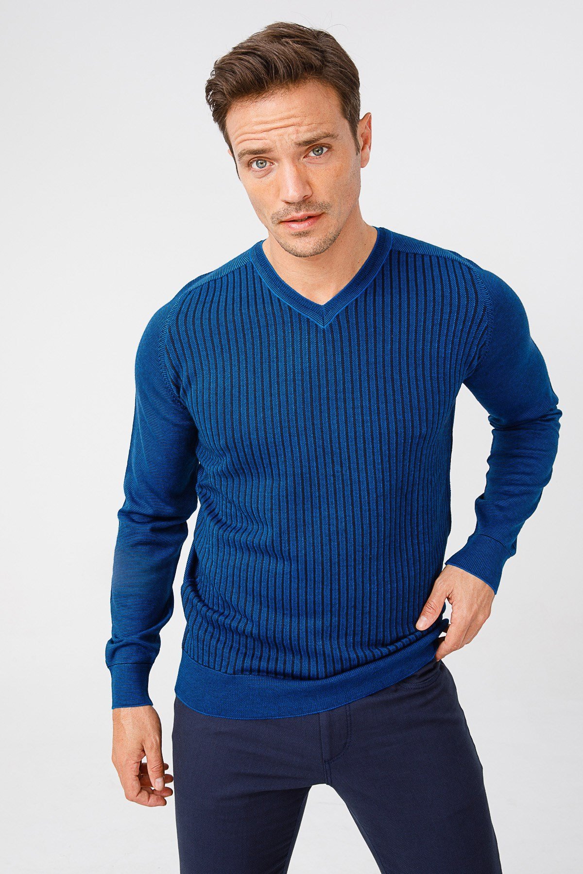 Мужской свитер с V-образным вырезом синий