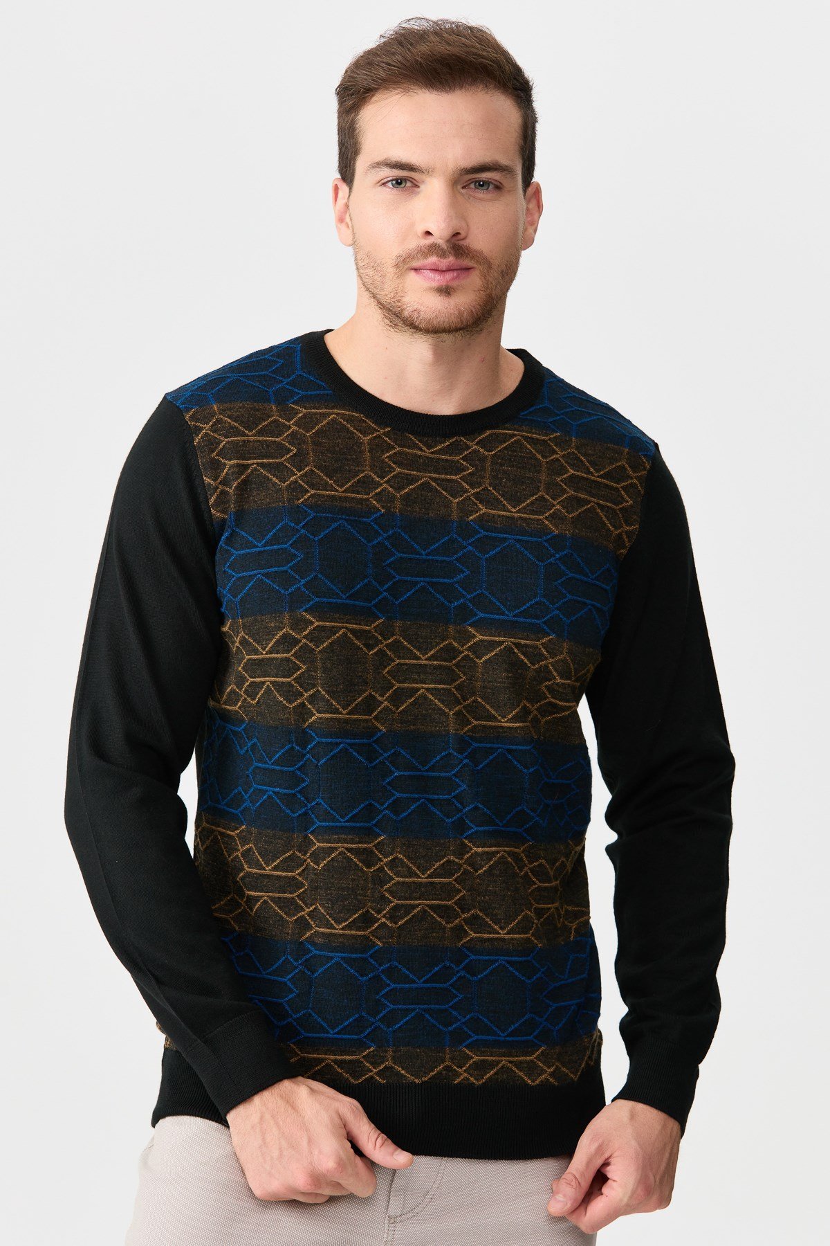 22611Erkek Önü Desenli Yün Kazak Siyah