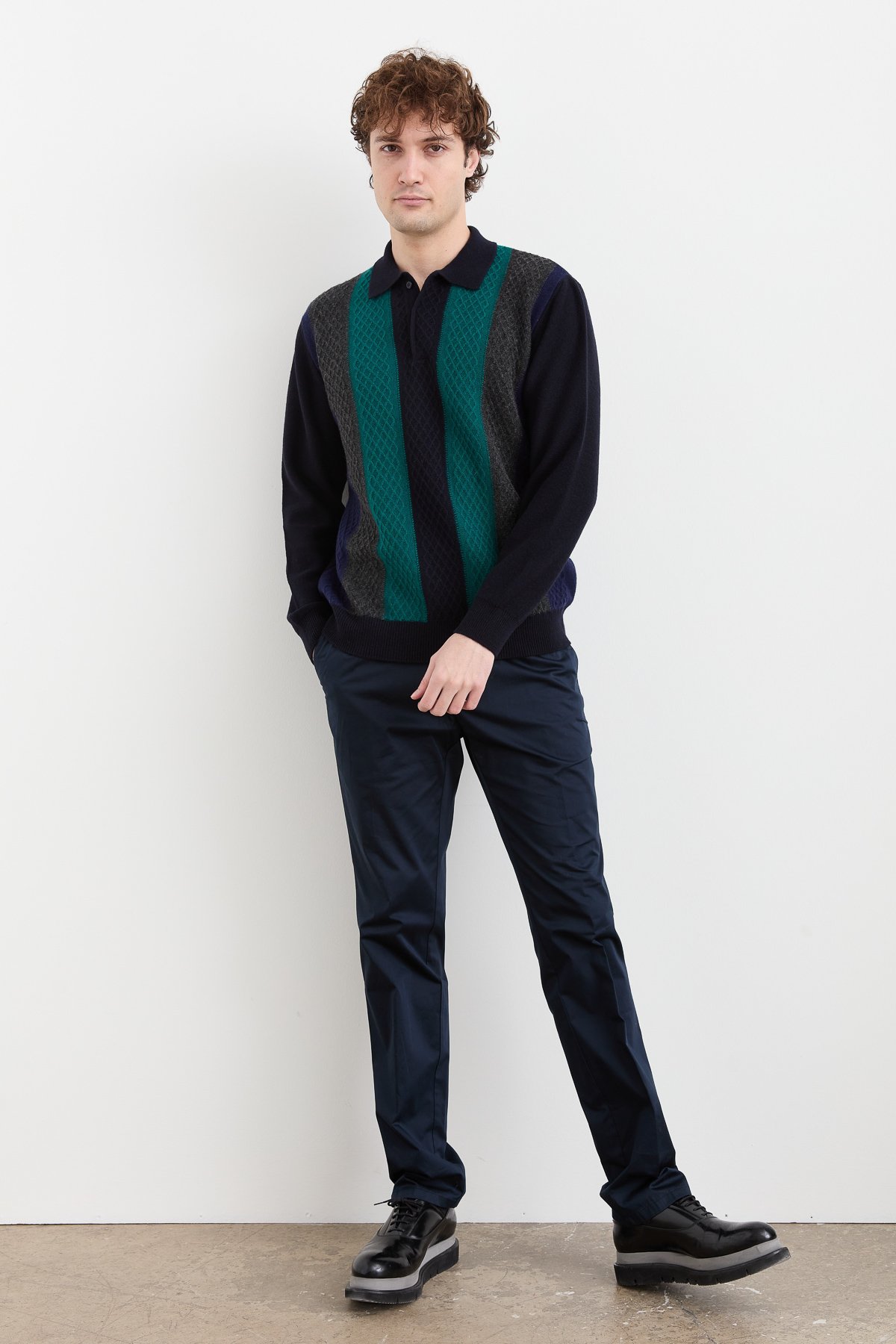 Мужской шерстяной свитер с воротником поло и узором спереди