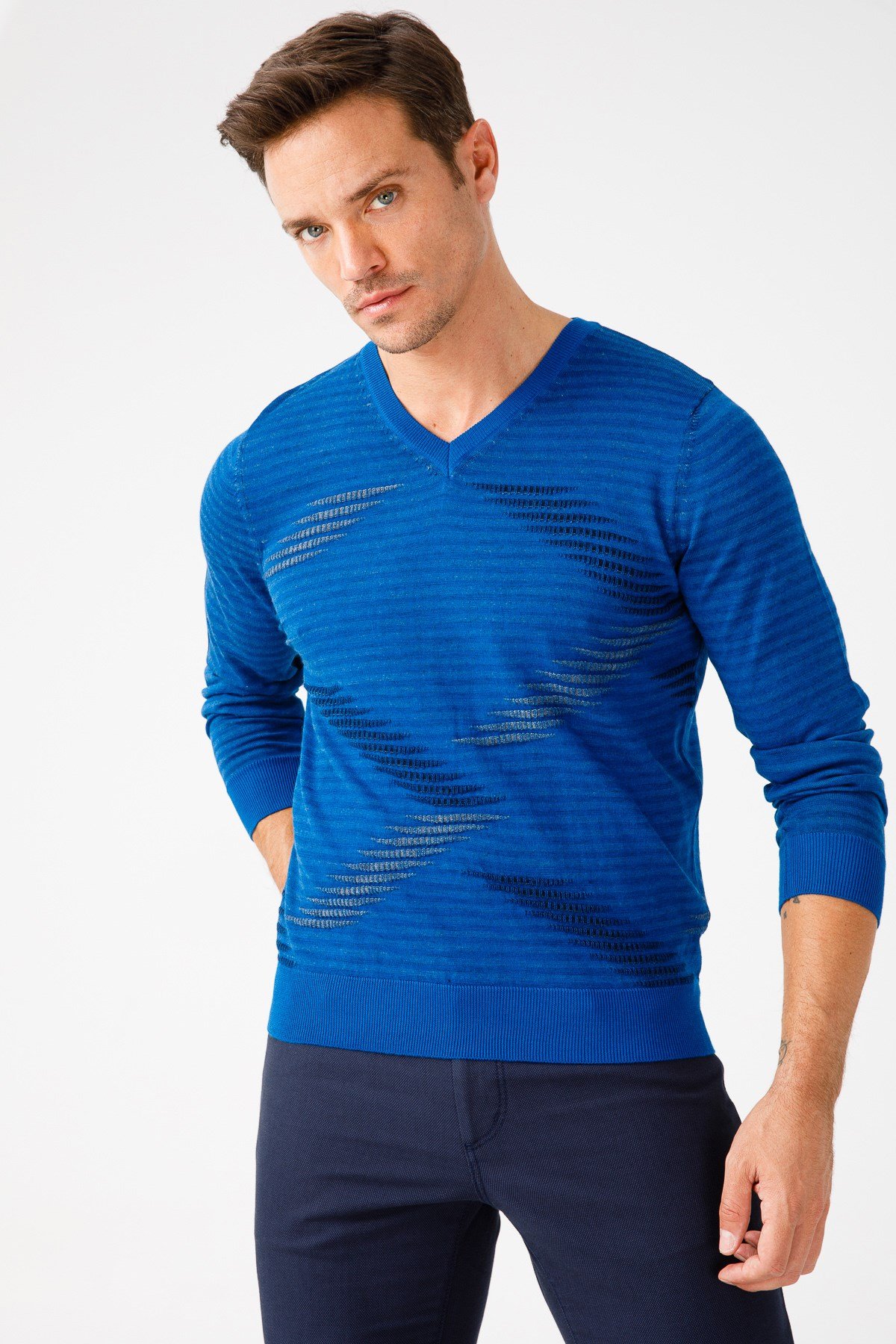 Мужской трикотажный свитер с v-образным вырезом синий